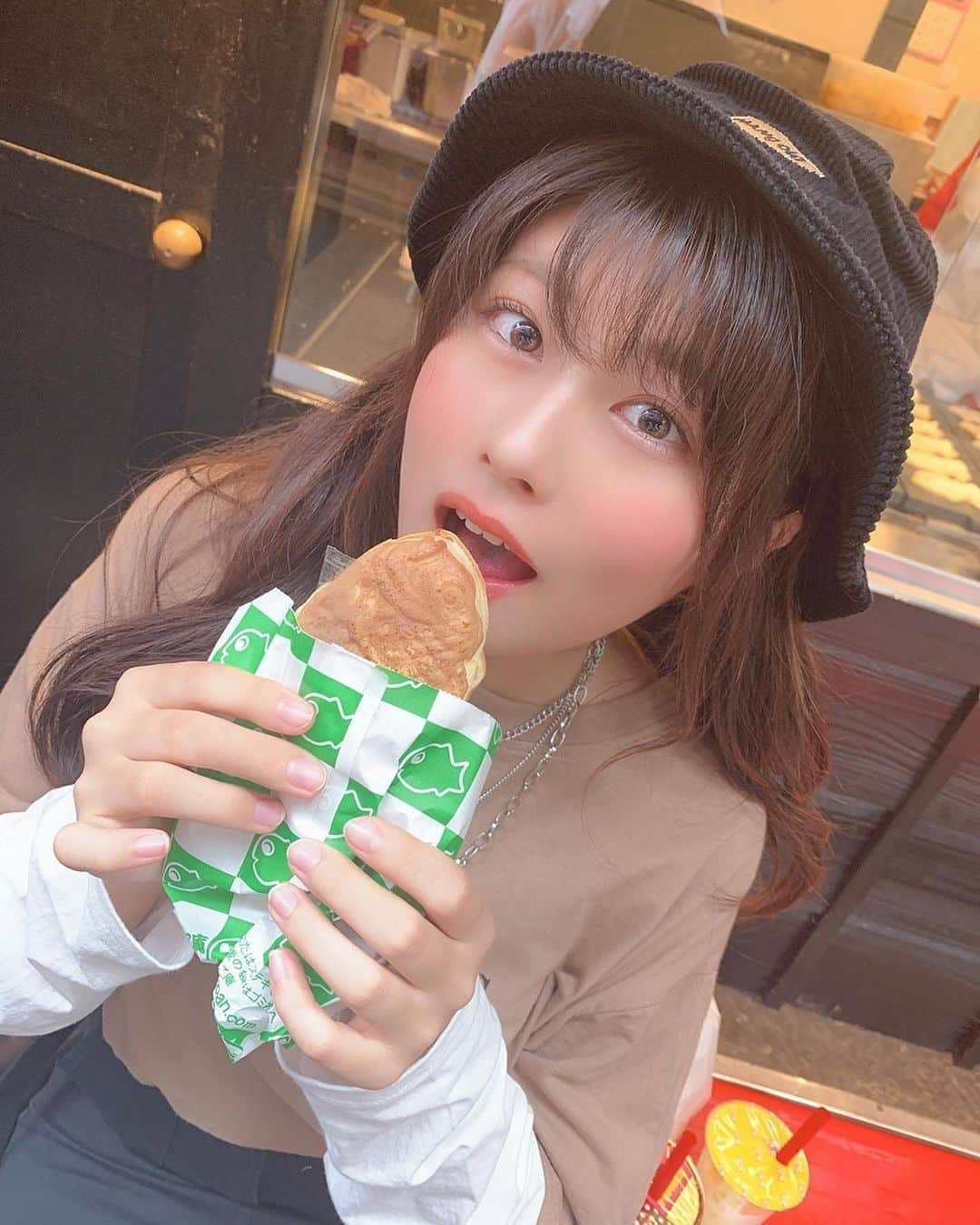 ちとせよしのさんのインスタグラム写真 - (ちとせよしのInstagram)「くりこ庵のたい焼きが本当に美味しくて感動しました😭😭💓 みんなもぜひ行ってみてね🙌🏻 期間限定のアップルチーズクリームと芳醇クリームチーズ食べたよん！たい焼きの概念が変わるぜい！(ºωº э)З 調べたらチェーン店みたいなので嬉しい、、、！(((* ॑˘ ॑* ≡ * ॑˘ ॑*))) ･ ･ ･ #selfie #asakusa #sweets  #くりこ庵 #たい焼き #浅草グルメ #浅草食べ歩き #浅草」10月27日 22時01分 - chitose_yoshino