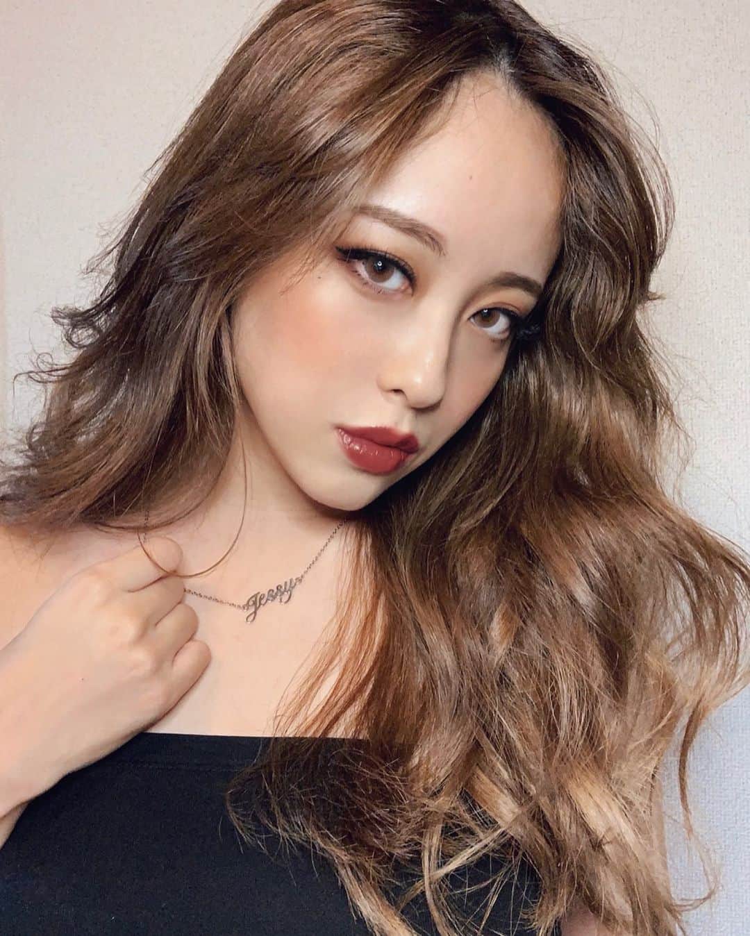 JESSY.Uのインスタグラム：「・ ・ @aixjewelry_official ・ ・ 好きな文字で作れるネックレス かわいいし、自分の大切な言葉を身につけたら 気合も入るよ🍊 ・ 前髪伸びてきていい感じ！ ・ ・ ・ #aixjewelry #エクスジュエリー #アクセサリー #ネームネックレス #奇跡の　#selfie #ネックレス #necklace #girl #selfie #sexy #makeup #dj #自撮り #ビジョビ #ロングヘア #巻き髪 #メイク」