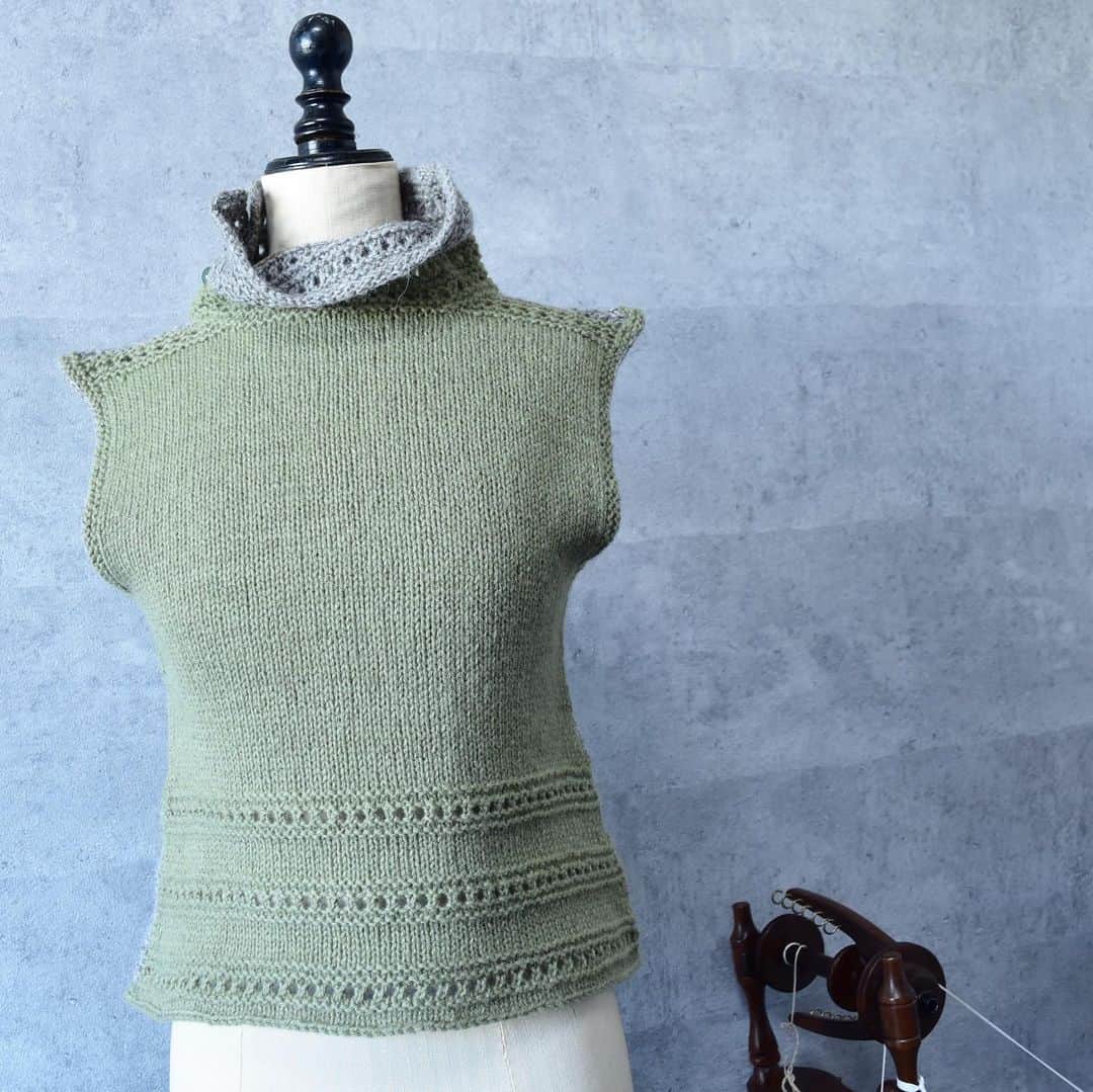 長久保智子さんのインスタグラム写真 - (長久保智子Instagram)「And... Back side is green colour . Because I devised a neckline, I can wear both. OK ✨✌️ * そして後ろはグリーン。衿ぐりを工夫したので前後どちらを前にしても着ることができるようにしました。ボトムスに合わせて… ウエストは軽くシェイプ。  #shetlandwool #shetland #shetlandknitting #shetlandwoolweek #shetlandwoolweek2019 #shetlandyarn #iloveshetland #shetlandsheep #donnasmithdesigns」10月27日 22時04分 - satoko.tricot_the