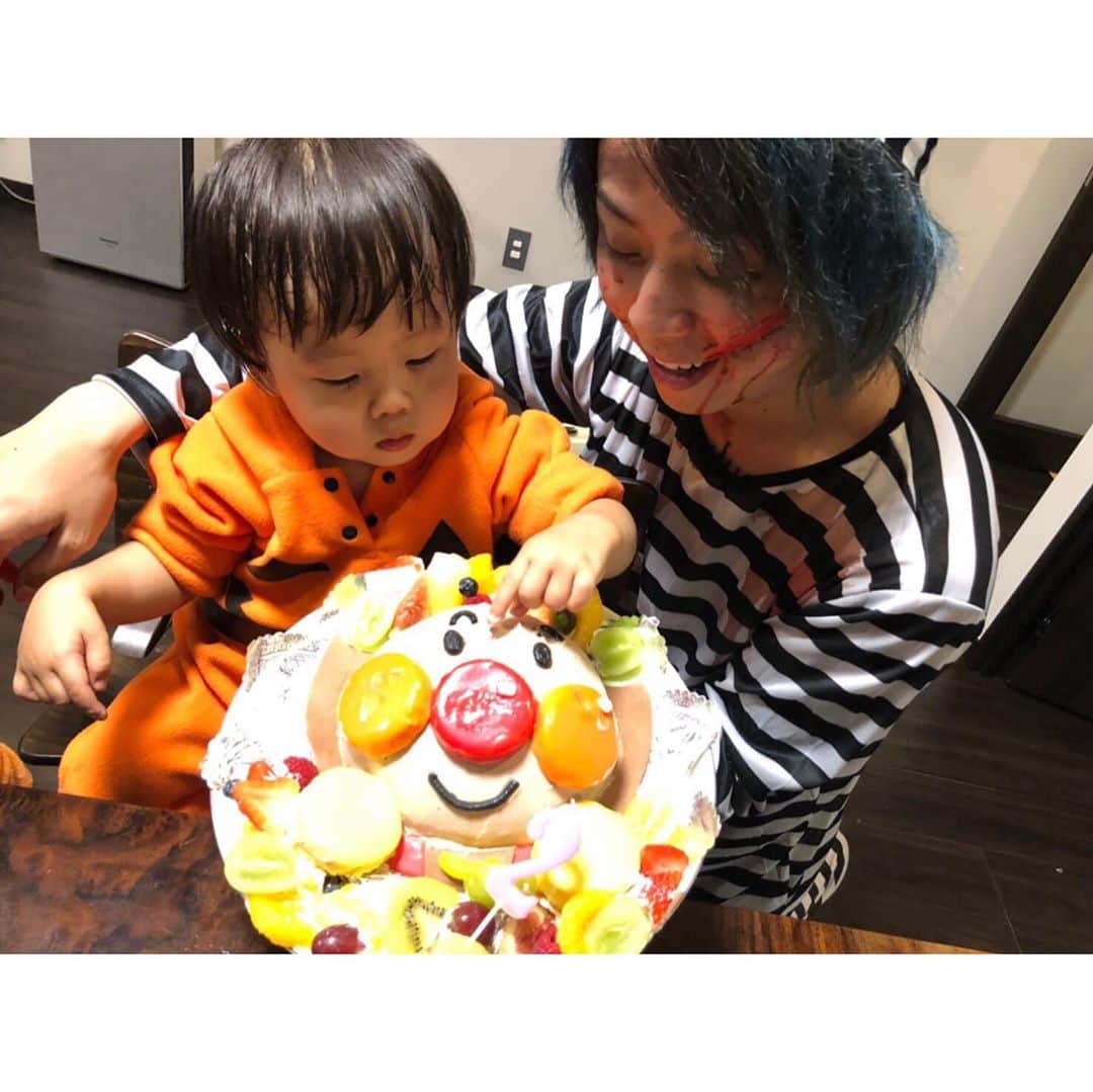 Tomoyaさんのインスタグラム写真 - (TomoyaInstagram)「ハッピーハロウィン🎃👻 そして息子、2歳になる🌈 今を一生懸命に生きるあなたを見て、学ぶことがたくさんです いつもありがとう✨🕊 #happyhalloween #🎃👻 #アンパンマンケーキ」10月27日 22時12分 - tomo_10969