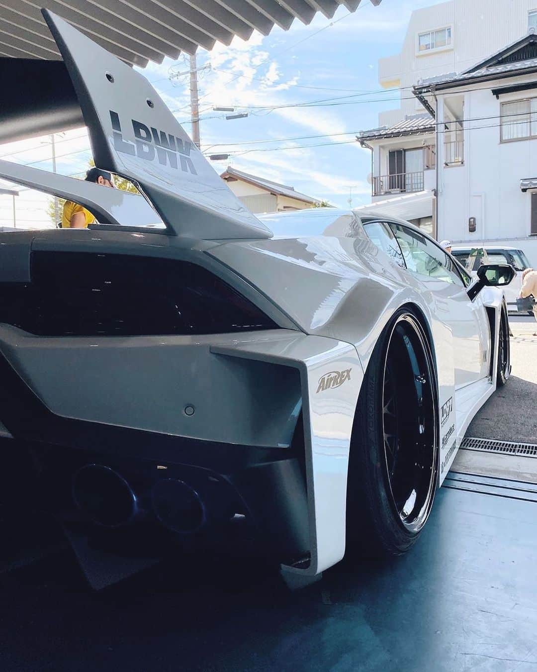 CARLiFESTYLEさんのインスタグラム写真 - (CARLiFESTYLEInstagram)「Thoughts on the new Liberty Walk Huracan? Photo by @fernando_1_ #carlifestyle #huracan #libertywalk」10月27日 22時13分 - carlifestyle