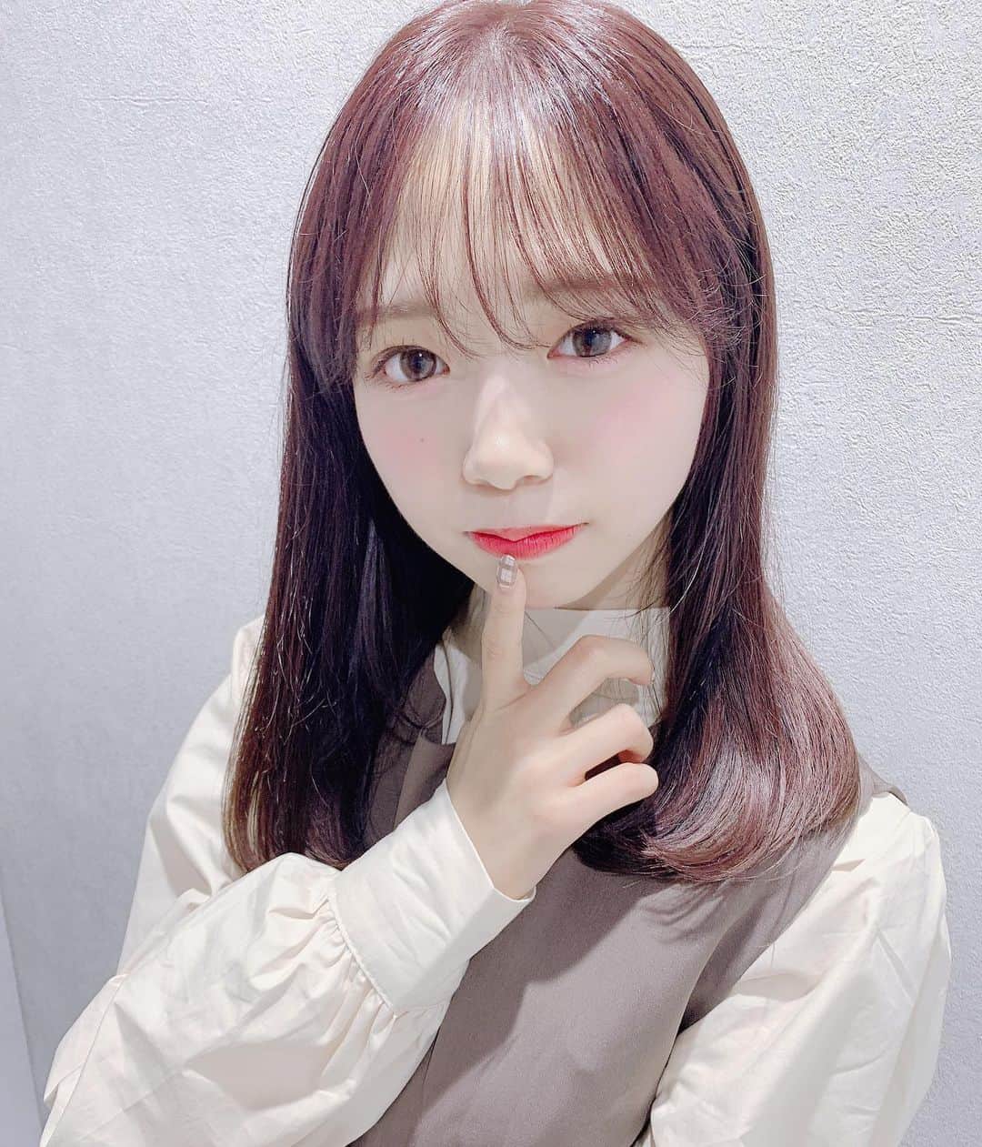のインスタグラム：「ストレートだよ💇‍♀️💭💓 赤紫カラー🍇♡ ️ㅤㅤㅤㅤㅤㅤㅤ  ㅤㅤㅤㅤㅤㅤㅤㅤㅤㅤㅤㅤㅤㅤㅤㅤㅤㅤㅤㅤㅤㅤㅤㅤ  ㅤㅤㅤㅤㅤㅤㅤㅤㅤㅤㅤㅤㅤ ️ㅤㅤㅤㅤㅤㅤㅤ  @cachetaro  @wataru_magic ㅤㅤㅤㅤㅤㅤㅤ  ㅤㅤㅤㅤㅤㅤㅤㅤㅤㅤㅤㅤㅤㅤㅤㅤㅤㅤㅤㅤㅤㅤㅤㅤ  ㅤㅤㅤㅤㅤㅤㅤㅤㅤㅤㅤㅤㅤ ️ㅤㅤㅤㅤㅤㅤㅤ  #ラストアイドル #畑美紗起 #ラストアイドル2期生 #udresser #秋服 #コーデ #今日のコーデ #coordinate #ootd #instagood #me #shooting #haircolor #hair #ヘアスタイル」