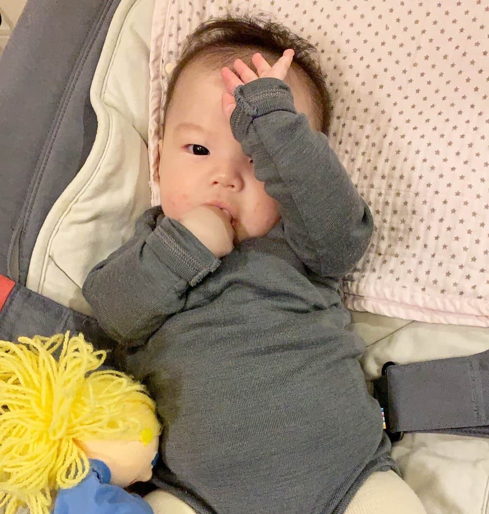 濱中鮎子のインスタグラム：「ちょっと何だか大人びている。 風邪うつさないようにしよう... *  父さんの話。 髪をさっぱり短く切った翌日、自分で鏡みて驚いていた。  私は、自分自身見て驚く人をそう見たことがない。  #お嬢と父さん #天然が遺伝しませんように」