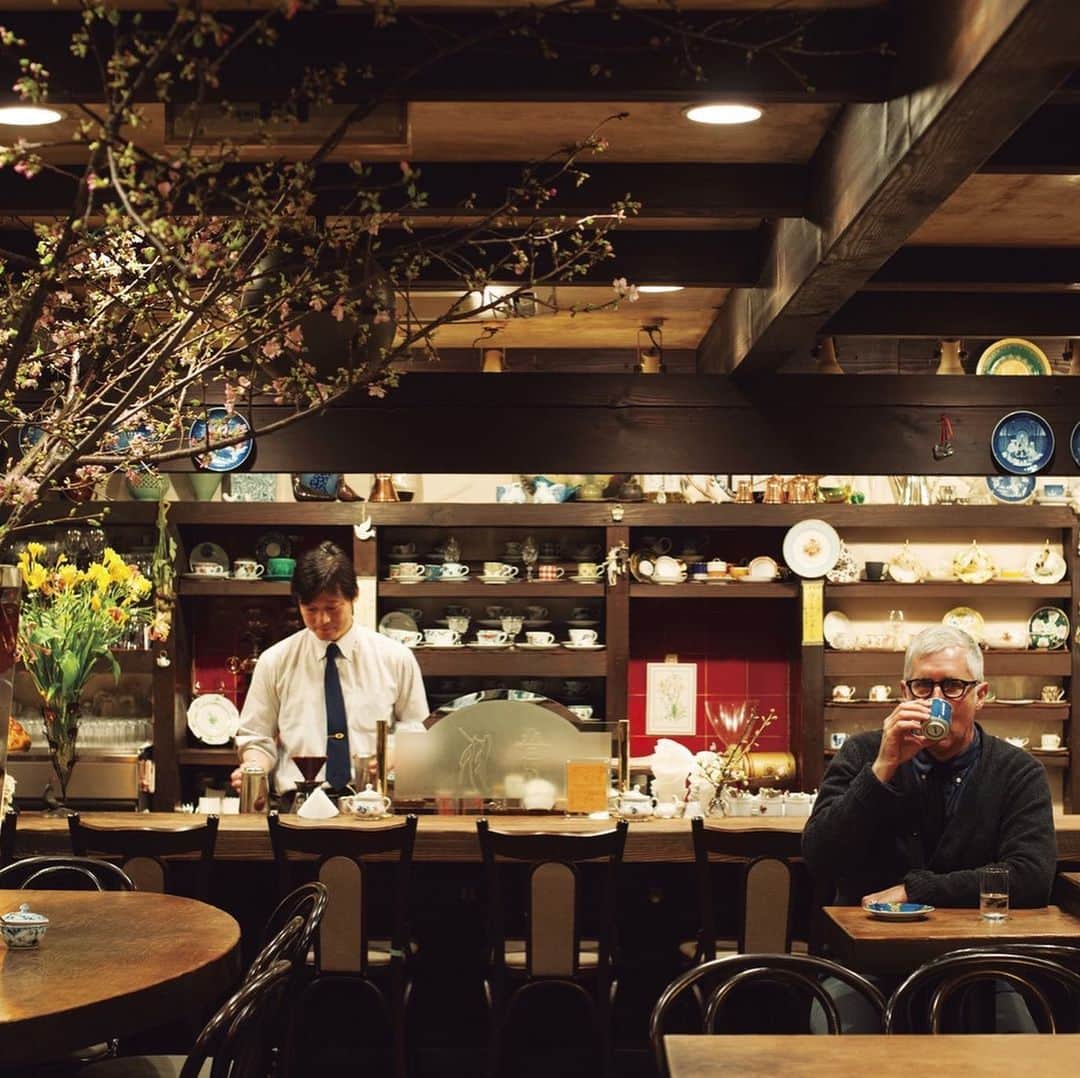 ブルータスさんのインスタグラム写真 - (ブルータスInstagram)「〈ブルーボトルコーヒー〉の創業者であるジェームス・フリーマンが日本の喫茶店文化のファンであるというのは、コーヒー通の間ではわりと有名な話かもしれない。深煎りの豆やネルドリップという、「サードウェーブ」の世界にはないカルチャーを、彼が愛する理由は何だろうか。﻿ ﻿ ジェームス・フリーマンさんご自身は「サードウェーブ」をどのように定義していますか？﻿ ﻿ 「１５３０年頃、エジプトの首都カイロには１０００軒のコーヒーショップがあったそうです。イエメンで穫れたコーヒー豆を焙煎して挽いていたというから、立派なシングルオリジンのコーヒーですよね。お店ごとに違う方法で提供していたそうです。その時代が本当の「ファーストウェーブ」だったのかもしれません。人間は名称をつけたがる生き物だから、「サードウェーブ」と名づけることで、コーヒーのことをあまり知らない人たちに説明しやすくしたかったのでしょう。解釈は人によって異なりますが、新鮮なコーヒー豆を浅煎りで焙煎したり、丁寧にエスプレッソを抽出してきれいなカプチーノを作ったり、ポアオーバー（ペーパードリップ）で淹れたりといった手法が「サードウェーブ」の代表的なものだと思います。でも「サードウェーブ」の特徴とされる手法の多くは、〈茶亭 羽當〉のような喫茶店からインスパイアされています。ポアオーバーという手法もここから生まれたもので、サンフランシスコで生まれたものではありません。「サードウェーブ」はいろいろな国のコーヒーの伝統や文化から影響を受けています。残念なことに「サードウェーブ」の人たちの多くは、アメリカでもスカンジナビアでも、特に若い世代は、彼らがすべてを開発したと思いがちですけど、そんなことはない。いろいろなところからエッセンスを引っ張ってきてできたスタイルであるということを勘違いしてはいけません。「サードウェーブ」では誰も何かを新しく開発したということはないんです。様々な国のコーヒー文化から要素をたぐりよせ、現代に適応させているだけのことです。」﻿ ﻿ ﻿ つづきはBRUTUS.jpへ。プロフィール->ハイライト->BRUTUS.jpからリンクへ飛べます。﻿ #コーヒー#サードウェーブ #喫茶店 #喫茶店好き #ブルーボトルコーヒー」10月27日 22時19分 - brutusmag