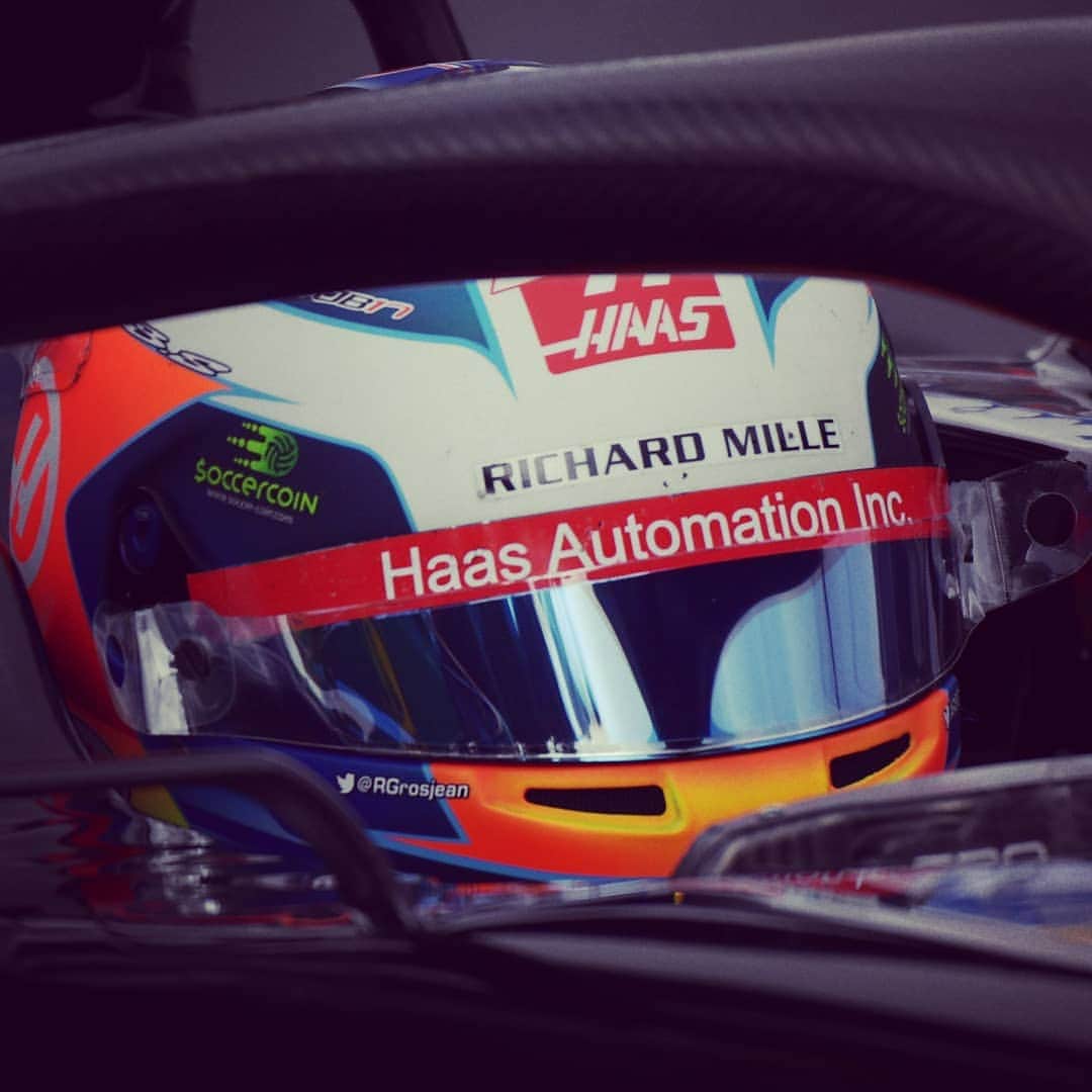 ロマン・グロージャンのインスタグラム：「That helmet ❤️❤️❤️ @bs_designs_helmet @adripaviot @soccercoin.official 📷Motorpsortimages」