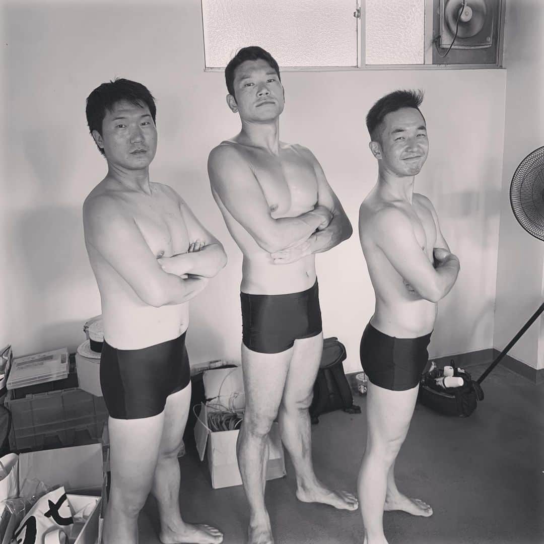 北島康介さんのインスタグラム写真 - (北島康介Instagram)「. #いだてん  故古橋廣之進名誉会長の役でいだてんに出演させてもらいました。  まさか自分が出るとは。。。w  古橋先生とは日本水泳連盟名誉会長としてアテネで金メダルを取ったあと一緒にプールサイドで写真を撮ったこと、喜んでくれたことを思い出します。 厳しさもあり、すごいあたたかみがあり、水泳愛に満ち溢れた方でした。  当時も戦後のことをよくお話して聞かせてくれました。  天国で今日の事を喜んでもらえてるかは分かりませんが。。😅 今こうしていだてんを見てると、古橋先生がおっしゃっていた事、日本のスポーツの歴史の変貌がよく分かります。  田畑政治さんは僕の出身の東京スイミングセンターを作り上げた人でもあります。  http://www.tokyo-sc.com/about.php  オリンピックがまたいよいよ東京にやってきますが、前を向くだけではなく後ろに戻って原点に戻る事もたまには必要だと感じました。  #いだてん #水泳 #古橋廣之進 #フジヤマのトビウオ  #1964  #tokyo #2020」10月27日 22時32分 - kosuke5890