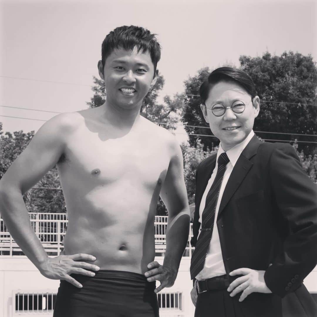北島康介さんのインスタグラム写真 - (北島康介Instagram)「. #いだてん  故古橋廣之進名誉会長の役でいだてんに出演させてもらいました。  まさか自分が出るとは。。。w  古橋先生とは日本水泳連盟名誉会長としてアテネで金メダルを取ったあと一緒にプールサイドで写真を撮ったこと、喜んでくれたことを思い出します。 厳しさもあり、すごいあたたかみがあり、水泳愛に満ち溢れた方でした。  当時も戦後のことをよくお話して聞かせてくれました。  天国で今日の事を喜んでもらえてるかは分かりませんが。。😅 今こうしていだてんを見てると、古橋先生がおっしゃっていた事、日本のスポーツの歴史の変貌がよく分かります。  田畑政治さんは僕の出身の東京スイミングセンターを作り上げた人でもあります。  http://www.tokyo-sc.com/about.php  オリンピックがまたいよいよ東京にやってきますが、前を向くだけではなく後ろに戻って原点に戻る事もたまには必要だと感じました。  #いだてん #水泳 #古橋廣之進 #フジヤマのトビウオ  #1964  #tokyo #2020」10月27日 22時32分 - kosuke5890