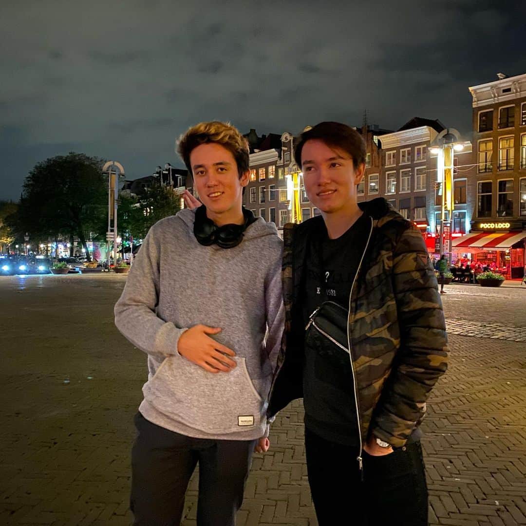 トムのインスタグラム：「じゅんとけんぞうと一緒にアムステルダム行ったぜー  動画投稿明日から復活よ😘」