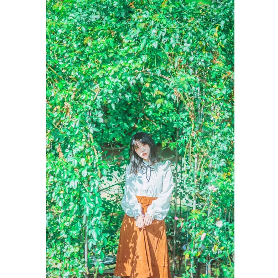 奥野香耶のインスタグラム：「2019.10 photo(@tkhsmnr108 ) ・ ・ #薔薇 #咲く前も可愛い #緑が綺麗  #japanese #portrait #photography」