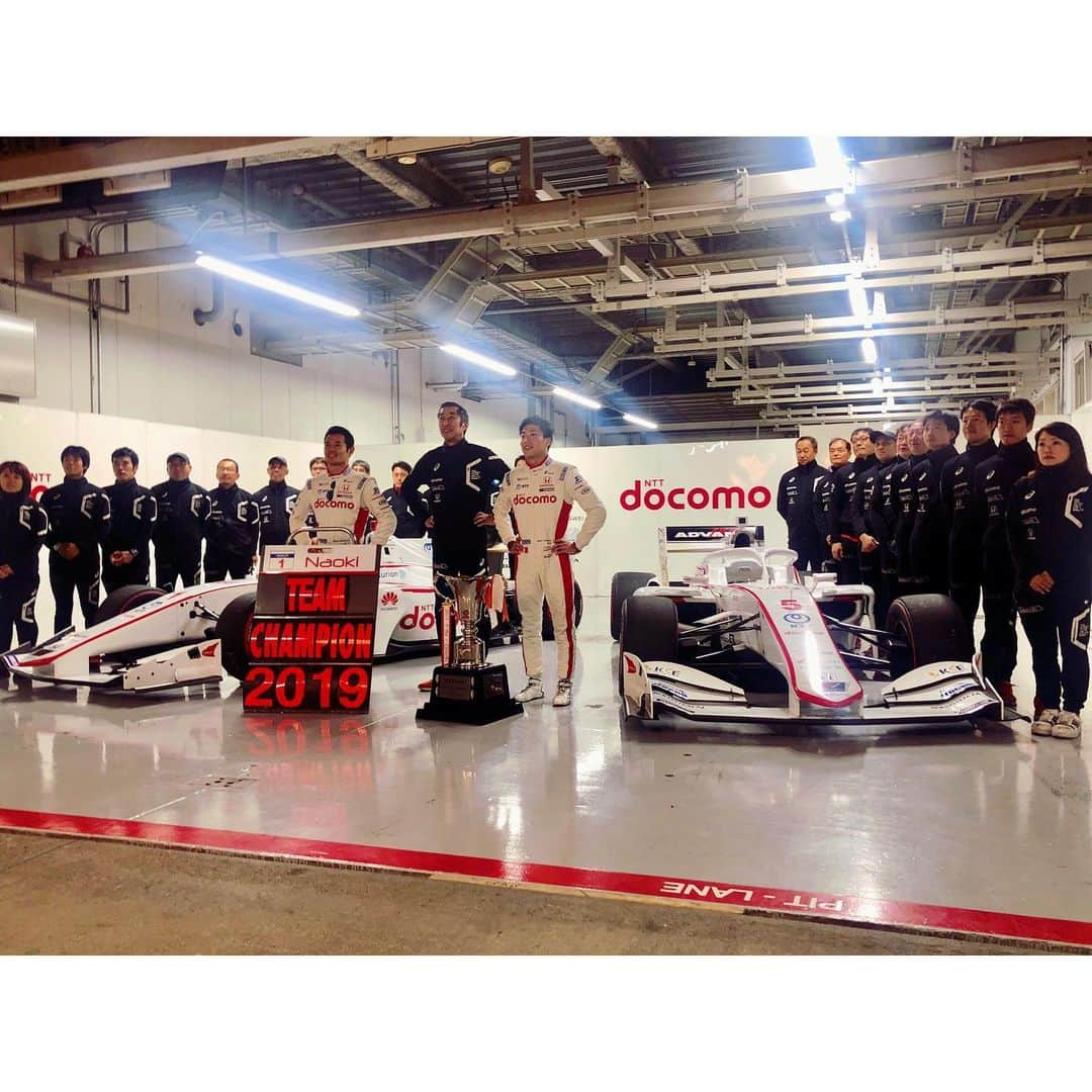 今村仁美さんのインスタグラム写真 - (今村仁美Instagram)「村岡ファミリーが作り上げた docomo team dandelion racing にレースクィーンとして、たずさわれたこと本当に誇りで人生の宝物♡ 村岡監督30年お疲れ様でした！ ありがとうございました！ チームタイトル👑わーい！🏎 だいすき！ . . . (1枚目のお写真はautosportさんから頂きました) #superformula#champion #docomo#smile#peace#lovefamily」10月27日 22時38分 - imamura_hi