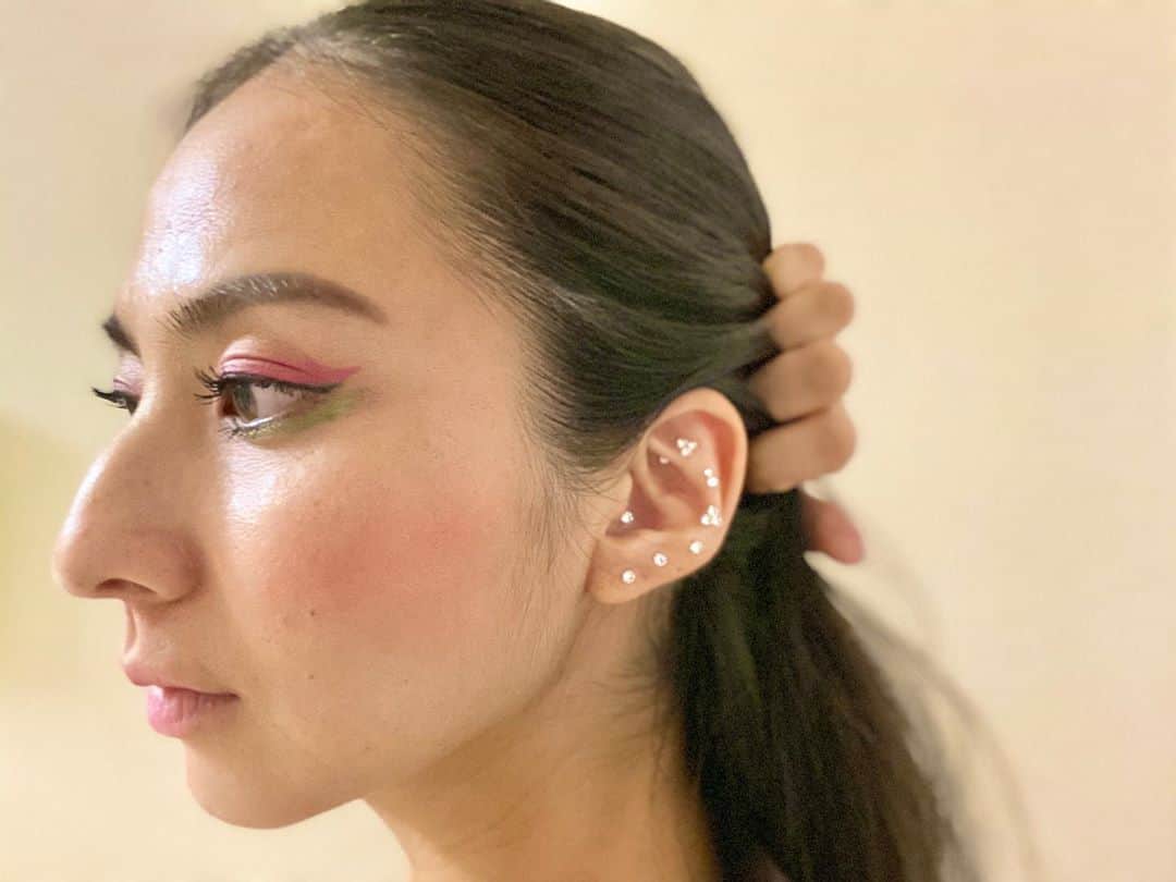 芥川舞子のインスタグラム：「今日のMARINE YOGAイベントで出店されていた、念願の耳つぼジュエリーをやりました👂✨ 耳ってマッサージされるととても気持ち良いのですね😌 全身がポカポカしました。  耳には全てが現れるそうで、私は寝不足を言い当てられました😲  臓器などに対応する箇所へ、シールを貼ってツボを刺激するそうです。 その特殊なシールに装飾を施しての、耳つぼジュエリーだそうです💎  しばらくは耳がキラキラしてるので、なんだかウキウキします💓  この耳つぼジュエリーを貼っている間の数日はデトックスdayと捉え、普段以上にケアする期間として過ごすと良いとアドバイス頂きました🙏  お風呂に浸かって水分をしっかり摂って、ゆっくり寝て過ごせるようにしたいと思います☺️」