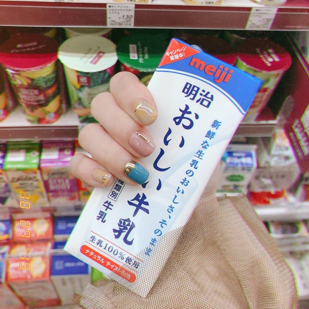 紀卜心さんのインスタグラム写真 - (紀卜心Instagram)「最愛的超商時間🍿 出國前找 @angelanails_ 換了新指甲 最近很喜歡藍色💙  #newnails」10月27日 22時41分 - eatzzz7