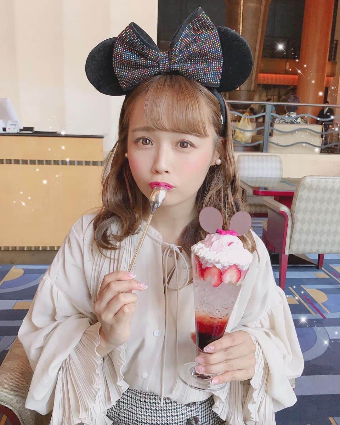 のインスタグラム：「. . #アンバサダーホテル の #ハイピリオンラウンジ で ミニーちゃんのフロート食べた❣️ . . 大きいけどフロートだから 食べやすくて美味しかった🤧💗 . . . ストーリー載せたら トップスどこのですか？って 質問多かったんだけど、 @cocodeal_official です(*´ω｀*)💗 . . . #tokyodisneyresort #disney #tdr #disneyhotel #ディズニー #ディズニーホテル #ディズニーバウンド #minniemouse #cocodeal #私服 #coordinate #love #instagood」