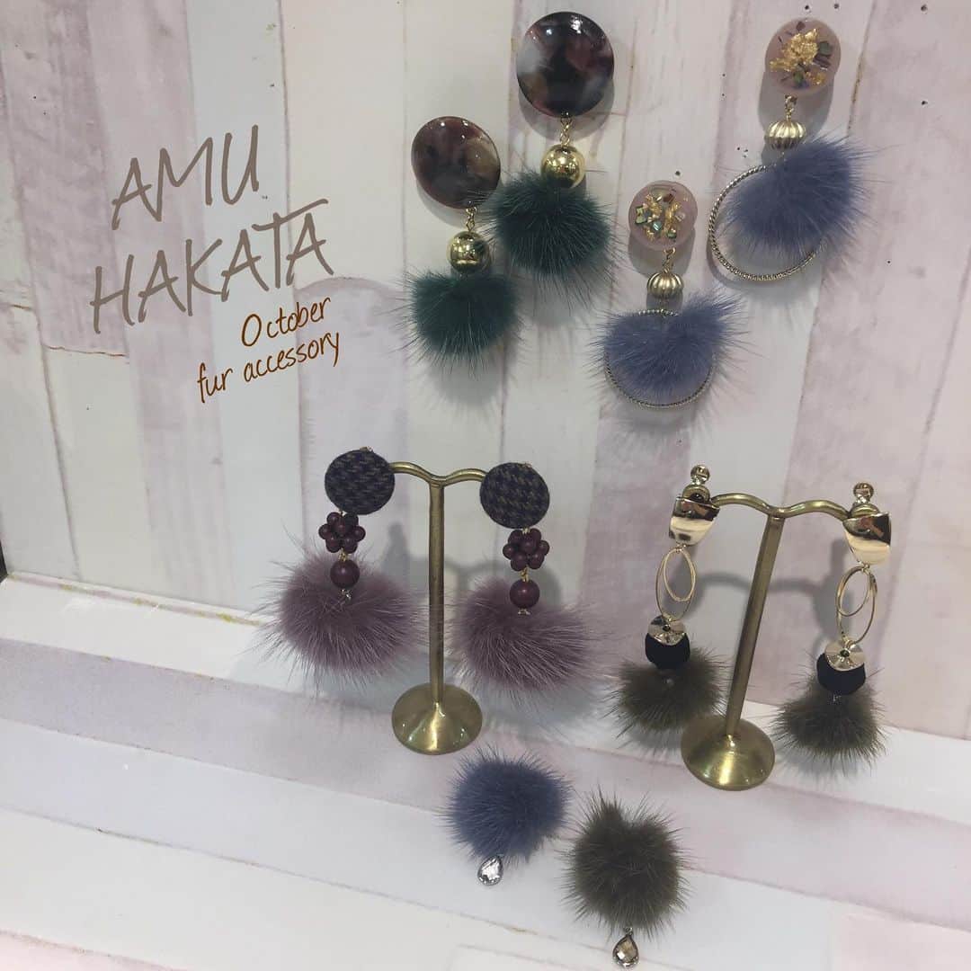のインスタグラム：「▶︎▶︎アミュプラザ博多店﻿ ﻿ ﻿ ｢ファーアクセサリー｣﻿ ﻿ ﻿ アミュプラザ博多店第2弾です！😏✨﻿ 第1弾はファーを使用したアクセサリー♡﻿ ﻿ あわせたわけではないのですが、﻿ 蓋をあけてみると皆ミンクファーで制作していました😳！ミンクファー、大人気です！♡笑﻿ ﻿ ✂︎−−−−−−−−−−−−−−−−−−−﻿ ﻿ 画像2･3✩トップはレジンで制作し、ミンクファーと組み合わせています！自由度が高いレジンとお色味豊富なミンクファー…組み合わせが無限大です🤔💡(ピアス)﻿ ﻿ 画像4✩くるみパーツとスワロフスキーパール･ミンクファーと新商品てんこもり！で制作しました✨少し落ち着いたトーンのピンク系でまとめて大人可愛い印象に…♥♥﻿ ﻿ 画像5✩こちらはあったか素材てんこもり！フロッキーとファー+メタルパーツを使用して重くなり過ぎない秋冬アクセサリーです🍁﻿ ペタンコメタルがビーズの帽子みたいで可愛いです…☺️♡(イヤリング)﻿ ﻿ 画像6✩ファーとリングの組み合わせ！｢ゆ、指につけるの…？｣とよく聞かれますが意外と可愛いんです！！小さい物だと邪魔にもなりませんし、ファーが指にあたって癒されます( ¨̮ )(リング)﻿ ﻿ ✂︎−−−−−−−−−−−−−−−−−−−﻿ ﻿ ミンクファーももちろん新色入荷しておりますが、その他にもしっぽのような可愛いシルエットのファーやマラボーファーの新色等、新商品多数入荷しております！！﻿ ﻿ これから大活躍間違いなし！🤔✨✨﻿ ぜひ店頭まで見にいらしてください！﻿ ﻿ 皆様のご来店心よりお待ちしております♥♥﻿ ﻿ ✩ご案内✩﻿ アミュプラザ博多のショップブログにも作り方やスタッフ作品を載せておりますので、ぜひそちらもご覧ください( ¨̮ )↓↓﻿ https://www.jrhakatacity.com/shop/partsclub/﻿ ﻿ アミュプラザ博多店﻿ TEL☎️092-409-6682﻿ ﻿ #パーツクラブ #パーツクラブ公式アカウント #パーツクラブスタッフ #パーツクラブアミュプラザ博多店 #アミュプラザ博多店 #博多 #ハンドメイド #ハンドメイドアクセサリー #ファー #ファーアクセサリー #ピアス #イヤリング #リング #レジン#レジンアクセサリー ﻿ ﻿ #partsclub #partsclubstaff #handmade #accessory #handmadeaccessory #handmadejewelry #fur #pierce #earrings #ring」
