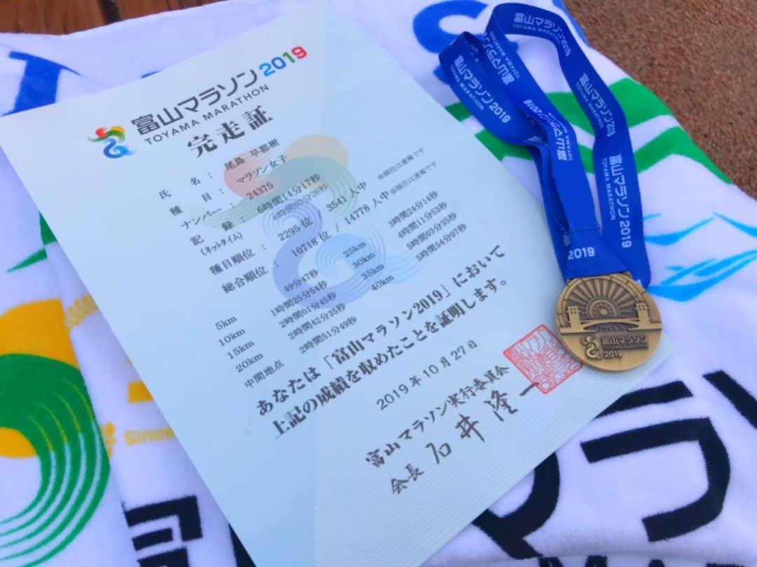 尾島早都樹のインスタグラム：「#富山マラソン2019 今回やっと挑戦することができました🏃‍♀️！ . 新湊大橋を越えてから 何も無いとうわさの田んぼ🌾ロードで 左足が悲鳴をあげはじめ、、、 何度もくじけそうになりましたが なんとか完走ーーできましたーー！！！！ . 動くことが好きな私ですが、 昔は運動していてもきついと すぐに足を止めてしまって どれも長続きしたことがなく、、。 . 今回完走できたのも、 スポーツ取材をするようになってから 数多くのアスリートの 諦めずに全力でプレーする姿を 見てきたからかなーと思いました。 勇気をもらえたのはもちろん、 アスリートはすごいなと 改めて実感しました😭ほんとに。 . そして、 沿道で応援してくれたみなさん。 走っている私ですら雨で寒かったので ずっと待ってるの寒かったですよね。 そんな中、みなさんがかけてくれた 声援がほんとうに励みになりました🥺💓 ありがとうございましたー！ . 長くなりましたが とりあえずあしたは筋肉痛必至ですが がんばりまーす！笑 . #富山マラソン #2019 #toyama #富山 #初フルマラソン #完走 #新湊大橋 #すてきでした #負けないで  #ヤングマン #最高でした #アナウンサー #番組企画ではなくプライベート笑」
