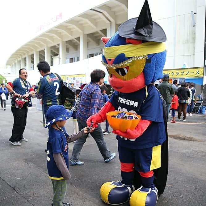 ザスパクサツ群馬さんのインスタグラム写真 - (ザスパクサツ群馬Instagram)「. . 【第28節 カターレ富山戦】 . 今シーズンよりスタートしたバトル上信越🏔️ ザスパクサツ群馬の戦いは今日がラストになりました☀️ . はるばる富山から #ライカくん が正田スタに来てくれて、マスコット対決や写真撮影などを実施！ . トータルで2－1と湯友の勝利のはずが、最後の相撲対決で勝った方に軍配が！？ . スタンプラリーの抽選会は、11/10の富山vs長野戦以降に当選者を決めさせていただきます✨ . #ザスパクサツ群馬 #thespa #カターレ富山 #kattller #バトルオブ上信越 #マスコット対決」10月27日 23時01分 - thespakusatsugunma_official