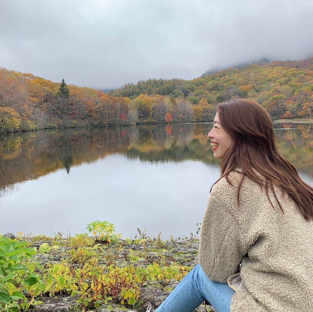 石井亜美さんのインスタグラム写真 - (石井亜美Instagram)「🍁 . 2日目は長野県の戸隠に行ってきました🥺 鏡池に映る紅葉が美しすぎた...！！ #東京に戻ってきました #大自然に囲まれていた3日間 #コンクリートジャングルを受け入れられません #日本は美しい国だなぁ〜 . . #nagano #togakushi #togakushishrine #kagamiike」10月27日 22時56分 - ami_ishii_