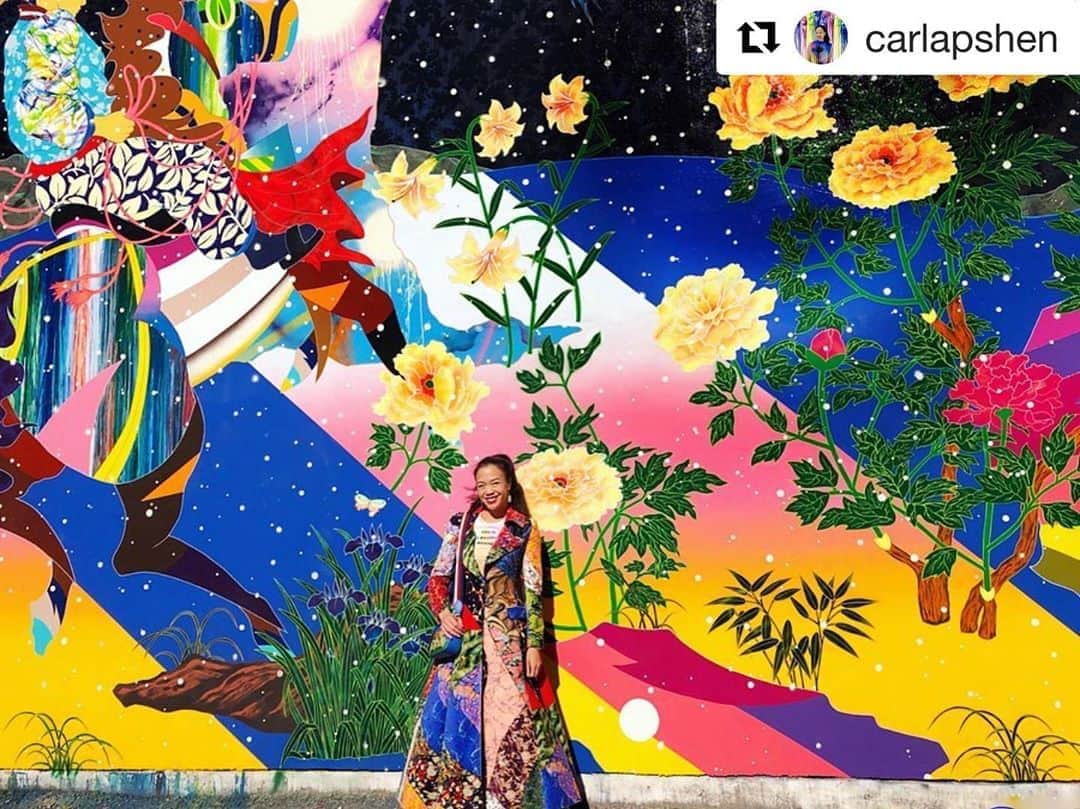 松山智一のインスタグラム：「Being Blessed to have final touches added by @carlapshen 🖼💃 Pls enjoy her fantastical world of art camo ——— Repost: Take a bow(ery wall)? #TomokazuMatsuyama #HoustonBoweryWall #CarlasCamo #artandfashion #rosieassoulin #mural #bowerywall #matzu @tomokazumatsuyama (📱by Barbara)」