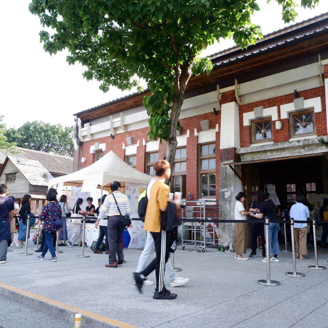 手紙社さんのインスタグラム写真 - (手紙社Instagram)「【「布博 in 台北」閉場しました】 18時をもって「布博 in 台北」初日は閉場となりました。本日もご来場、誠にありがとうございました。今回の布博で、みなさんが手にした作品たちが、これからの日々を美しく彩りますように。11月16日（土）、17日は、同会場にて手紙社がお届けする「紙博 in 台北」が初開催予定です（@kamihaku2019）。みなさま、来月もどうぞお楽しみに！ . 【「布博 in 台北」第二天結束了】 下午六點「布博 in 台北」正式結束。今天也非常感謝各位的來場。衷心期盼本次購入的作品們，能替各位的生活增添色彩與樂趣。11月16日（六）、17日（日）將在同場地舉辦首次的「紙博 in 台北」（@kamihaku2019）。期待大家下個月的來場！ . #手紙社#手紙舎#布博#布博in台北#台北#台湾#布雑貨#テキスタイル #tegamisha#nunohaku#design#textile」10月27日 22時58分 - tegamisha