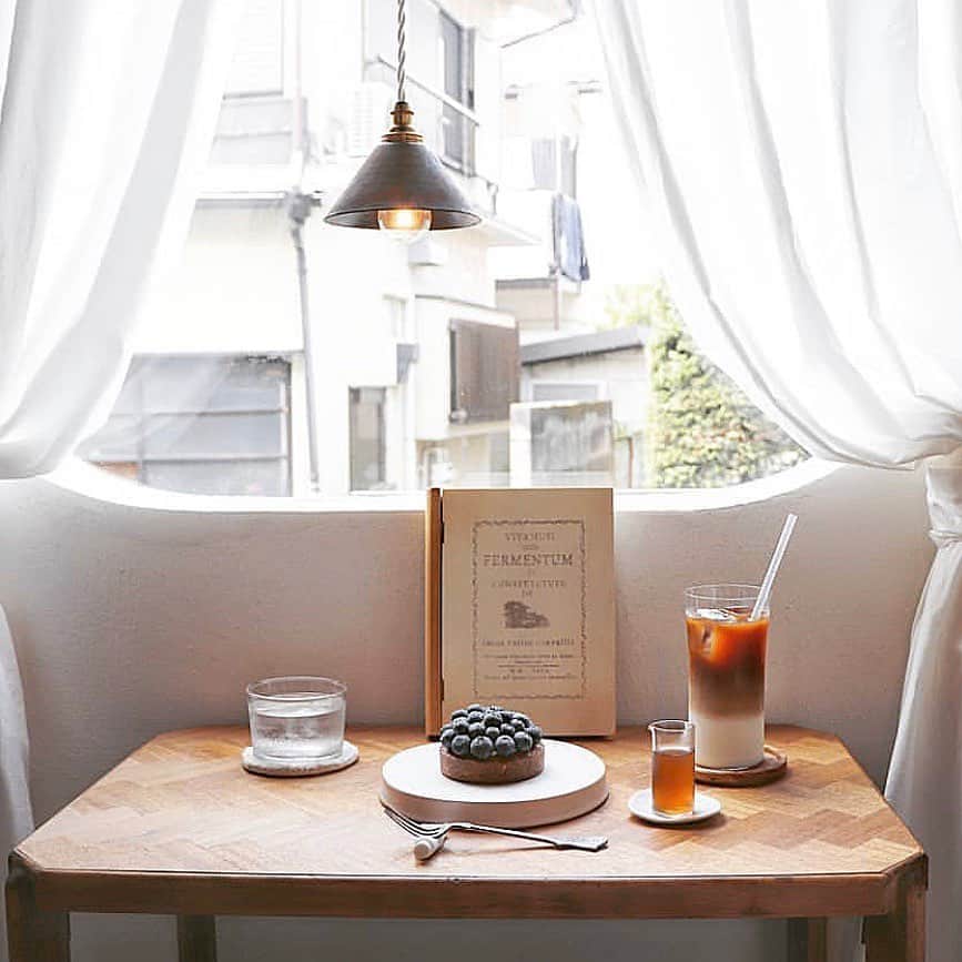 のインスタグラム：「町田の#図書喫茶 がとっても落ち着ける空間でカフェ好きさんの間で人気みたい…♡﻿ ﻿ 本が好きな人はもちろん、タルトやランチメニューも絶品みたいなのでぜひ町田のカフェ巡りを楽しんでみて♡﻿ ﻿ ✔︎ @403.notfound  東京都町田市金井1-17-10﻿ ﻿ ﻿ ﻿ ﻿ ﻿ Thank you♡﻿ @honohina_sou﻿ @naa019 ﻿ @yukimaru8023 ﻿ ﻿ #laurierpress_東京カフェ﻿ ﻿ ﻿ ﻿ ﻿ ﻿ ﻿ ﻿ ﻿ #ローリエプレス #町田カフェ #403notfound #bookcafe」