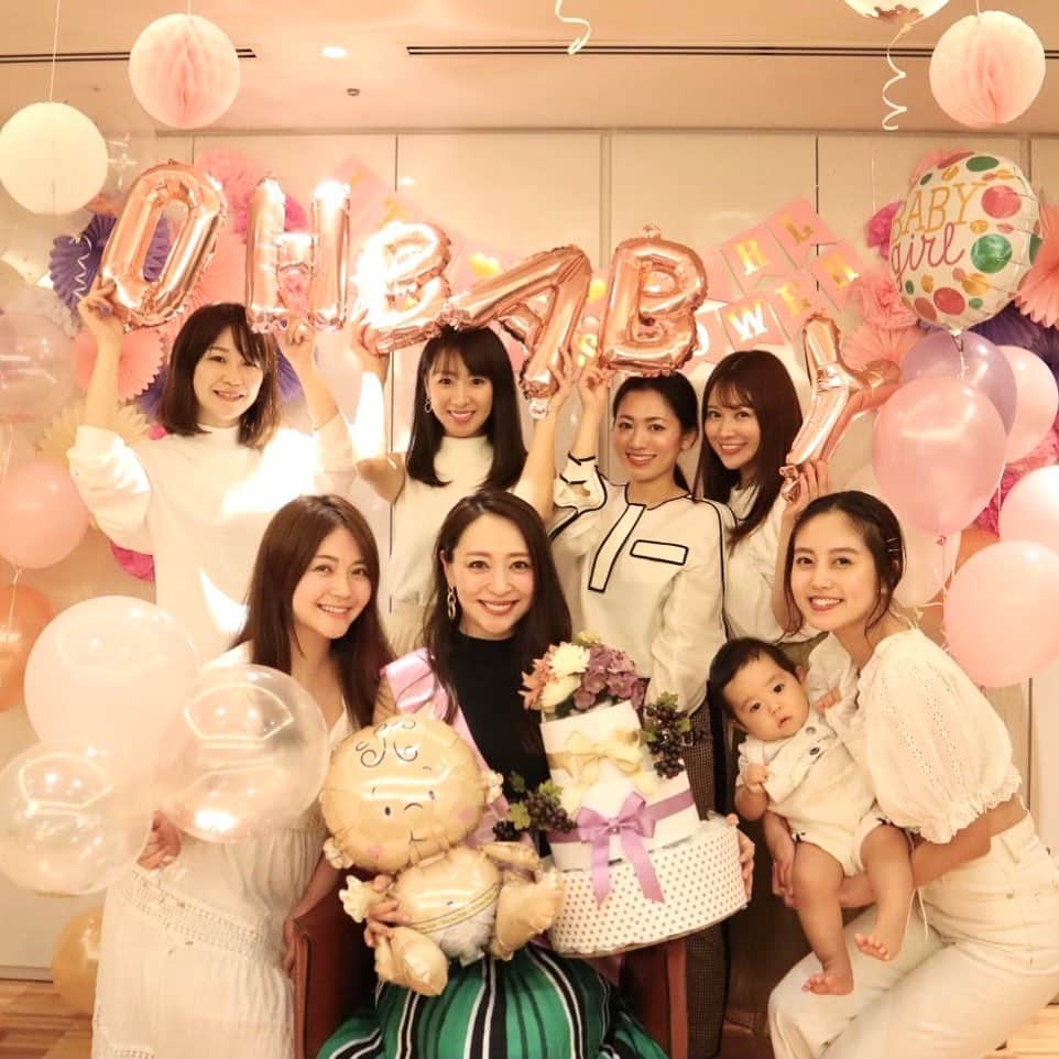杉下理世のインスタグラム：「@nao_isobe729 ちゃんBaby Shower👶💓を仲良しメンバーで💗✨ 飾り付けが可愛すぎて…😍🌼 @chihokoi と @sakuramai20 のセンスさすが🥰✨ もうすぐなおちゃん夫婦のbabyに会えるのがとっても楽しみ💗 #babyshower #ベイビーシャワー #おむつケーキ #girls #パーティ#party」
