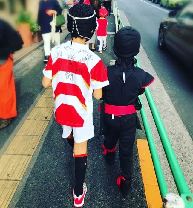 内田恭子さんのインスタグラム写真 - (内田恭子Instagram)「trick or treating.  My little rugby player and the ninja.  #happyhalloween #trickortreating #rugbyplayer #ninja #内田恭子　#kyokouchida」10月27日 14時35分 - kyoko.uchida.official