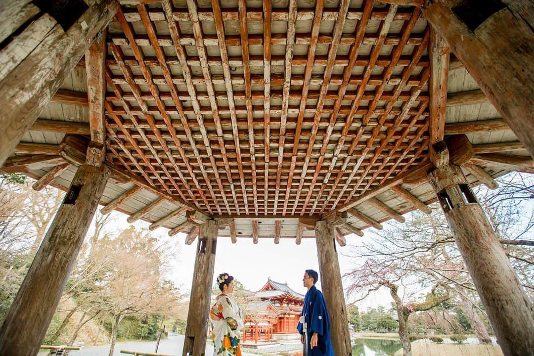 TAKAMI BRIDAL 神社和婚のインスタグラム：「【史上初！世界遺産でロケーションフォトを】﻿ 古都京都の宇治市に位置する平等院。約1000年前に建立された建築物や仏像が今に伝えられ、世界遺産にも登録されています。  その平等院において、歴史上初めて婚礼前撮りプランが実現致しました！  撮影は拝観時間外にふたりきりの貸切で行うことができます。﻿ 秋の撮影に関して、残りわすがですが受付を致しておりますので、是非ご相談くださいませ🍁 ﻿ #takamibridal #kimono #instagood #平等院 #和装 #打掛 #色打掛 #引振袖 #白無垢 #着物 #和婚 #和装婚 #和装結婚式 #和装前撮り #和装後撮り #お色直し #和装小物 #和装ヘア #ヘアメイク #和装花嫁 #神社婚 #紅葉 #京都観光 #京都旅行」