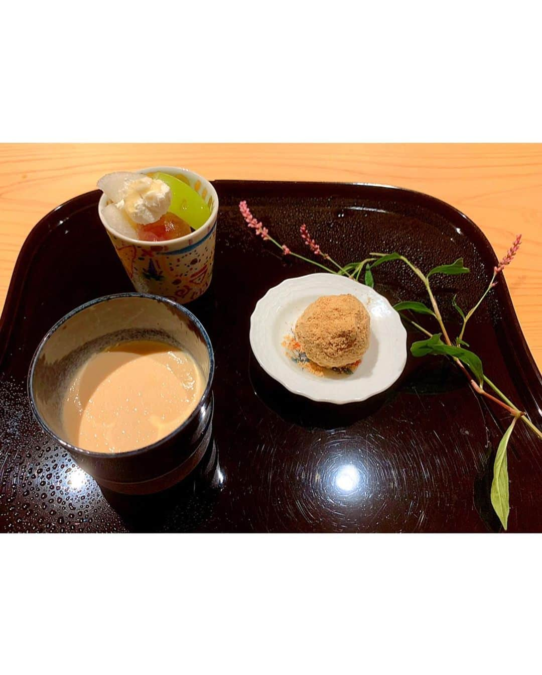 百合華さんのインスタグラム写真 - (百合華Instagram)「ミシュラン二つ星の和食割烹『祇園 又吉』にて贅沢な秋のディナーコースの締め御飯タイム✨﻿ ﻿ 大好物な本鮪ちゃんはお口の中でとろけちゃいました🥰﻿ ﻿ イクラで見えなくなっている濃厚卵黄は釜で炊かれたふっくら御飯にかけて食べます🍚﻿ ﻿ 絶品卵かけご飯過ぎて安定のお代わりww❤️﻿ ﻿ #京都﻿ #東山区﻿ #祇園﻿ #花見小路﻿ #ミシュラン二つ星﻿ #祇園又吉﻿ #京懐石﻿ #和食割烹﻿ #割烹料理﻿ #ディナーコース﻿ #秋の旬﻿ #繊細なお味 ﻿ #上品なお味 ﻿ #逸品﻿ #濃厚卵かけご飯﻿ #卵かけご飯﻿ #美食﻿ #美食家」10月27日 14時52分 - yurika.lovelily