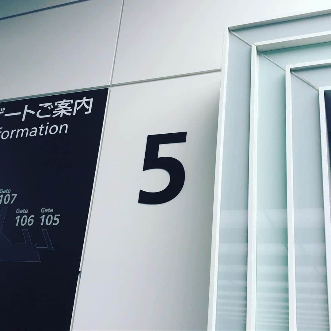 北山陽一のインスタグラム：「これは行きの時。実は帰りも5ばっかりだった。税関まで全部5で通過したよ。#microphoneNo.5 #マイクロフォンNo.5」