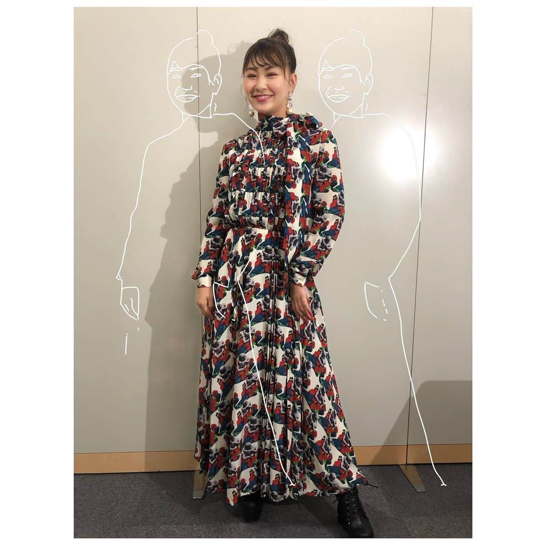 村上佳菜子さんのインスタグラム写真 - (村上佳菜子Instagram)「. . . 昨日の#voguefashionnightout #名古屋 の時に着用したお洋服が可愛すぎて 可愛すぎて着てて幸せでした🤤💕 @maisonvalentino のセットアップで 愛がテーマなので描かれているプリントは かなりロマンチック❤️ い、いつかそういう方に出会えますように…🤞🏼 . . . #valentino  #vogue  @voguejapan  #村上佳菜子 #Canaちゃんコーデ」10月27日 15時01分 - kanako_m_official