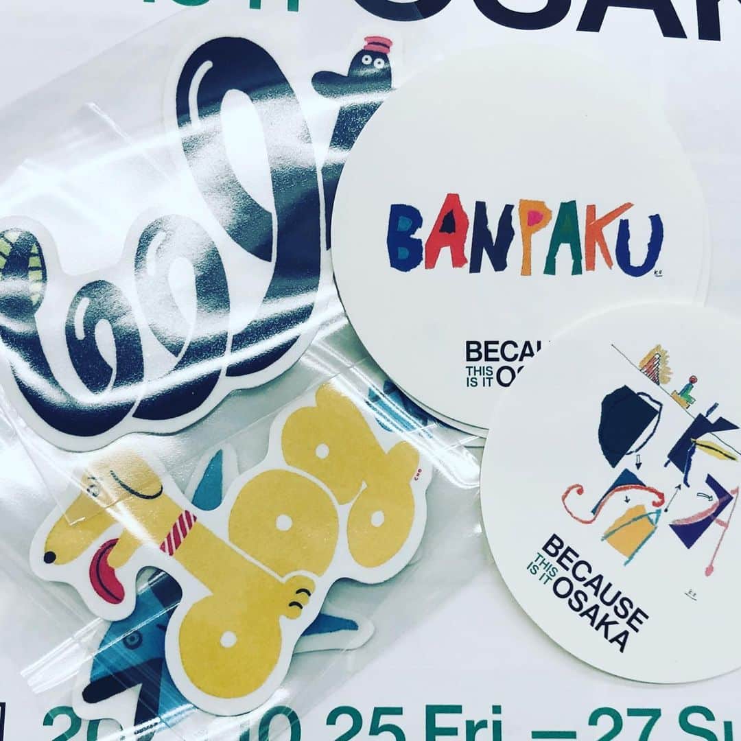 土井コマキのインスタグラム：「『BECAUSE THIS IS IT OSAKA』アンノウンとハシゴどう？ 黒田征太郎さんのライブペイント。作品は見れます。その通りだなと思った。黒田さーん！！ 黒田さんの作品きっかけで、その前で小澄さんとCHI-CHANと話せて良かった。こういうこと大事だな。」