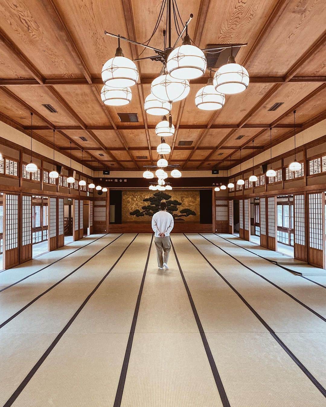 三浦大地さんのインスタグラム写真 - (三浦大地Instagram)「ここの大広間は圧巻です。  素材に贅をつくし、細部に今では再現出来ないこだわり、京の宮大工を呼んで建てた建築。  こんな近くに、こんな素晴らしい場所があったのを今まで知らなかった自分もったいない。  にしても、色々いちいち洒落てる。  #おちあいろう #温泉旅館 #伊豆」10月27日 14時59分 - daichi_1127