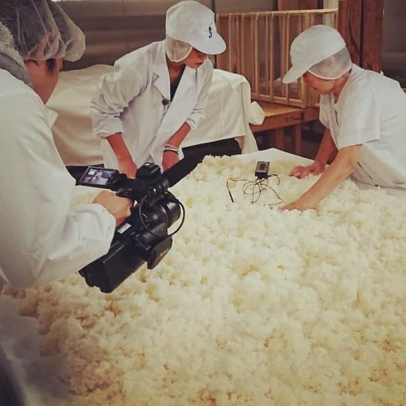 西山茉希さんのインスタグラム写真 - (西山茉希Instagram)「煎餅工場のバイトぶりに、 フル装備しました。  #甦る記憶 #深夜の作業 #ラジオ体操の音が終了の合図だった #朝方の顔がしょっぱかった  お米様に感謝です。 我々の様々に変化です。」10月27日 15時09分 - maki.nshiyama50