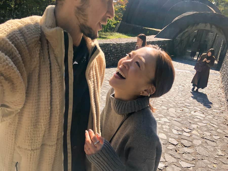 のインスタグラム：「1年ぶりの軽井沢は石の教会へ！すごく晴れて紅葉はもうちょいだったけど綺麗だったぁ🥺💕 去年の今頃も前の日が天気悪くて当日がすっごい良いお天気でした🍁 もう1年かぁ。早いね！ 誰かここで式挙げてくれないかなぁ👰 #石の教会 #自撮り全然教会入らない笑」