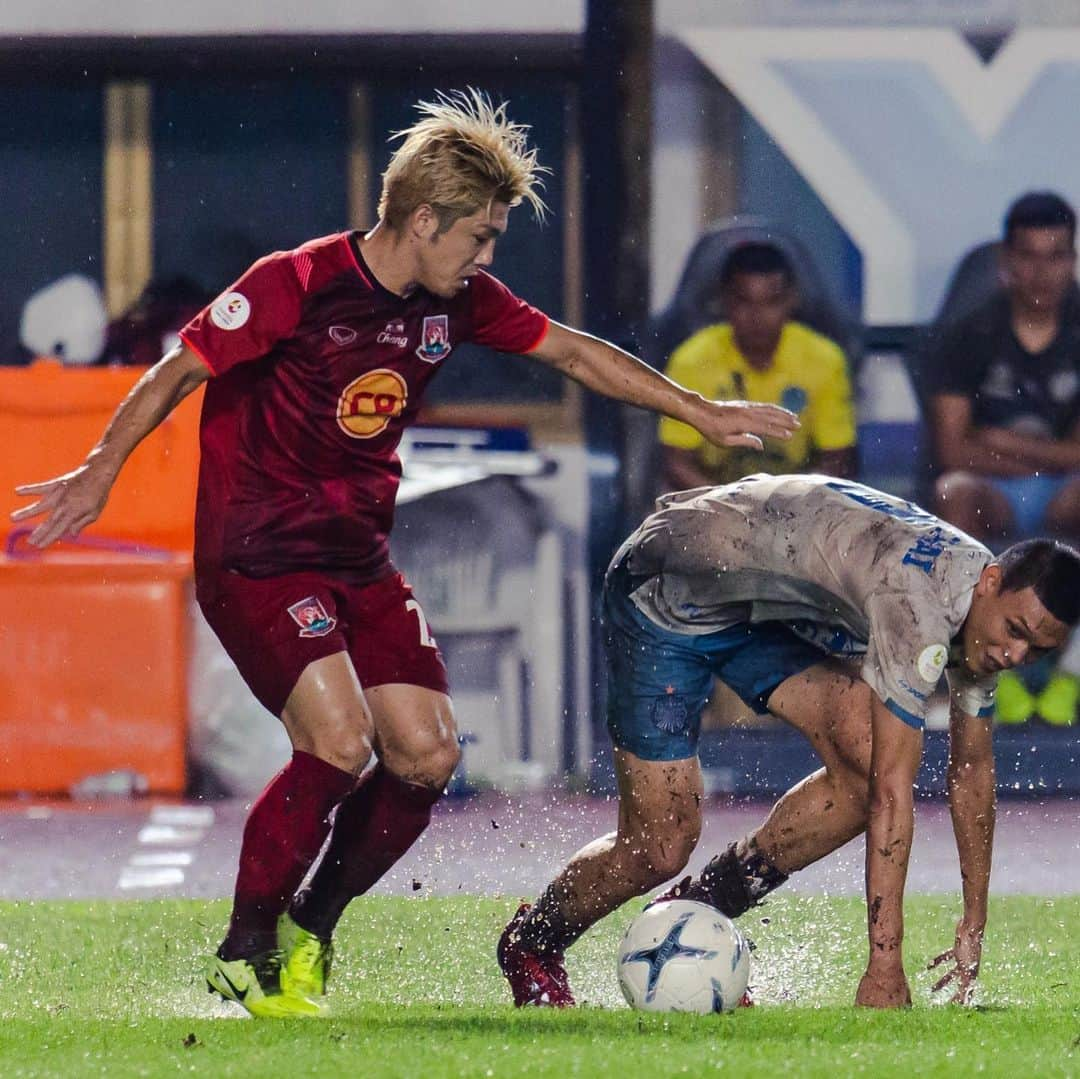 馬場悠企さんのインスタグラム写真 - (馬場悠企Instagram)「Continued running until the end of the season 🔴TRAT FC🔵BGPU thank you‼︎ 今シーズンも応援ありがとうございました。たくさんの方に応援して頂き、怪我をした時もたくさんの方に心配のメール、電話を頂きました。本当に多くの方に支えられて無事に今シーズン終えれた事に感謝です‼︎苦しい時もありましたが、サッカーはやっぱり楽しいし、やり甲斐がある、と思いました⚽️⚽️ また来シーズンもサッカー出来ます様に。 🔴TRAT 13試合(2G2A) 　1 Man of the match 　2 Best 11 🔵BGPU 18試合(3G8A) 　5 Man of the match 　4 Best 11 ・8年目が終了 　241試合出場 　57Goal  45Assist  #trat  #bgpu #🔴 #🔵 #2019 #タイリーグ #総括 #⚽️」10月27日 15時27分 - yuki_bamba32