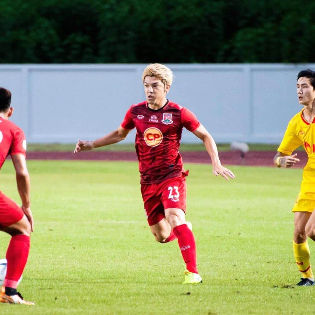 馬場悠企さんのインスタグラム写真 - (馬場悠企Instagram)「Continued running until the end of the season 🔴TRAT FC🔵BGPU thank you‼︎ 今シーズンも応援ありがとうございました。たくさんの方に応援して頂き、怪我をした時もたくさんの方に心配のメール、電話を頂きました。本当に多くの方に支えられて無事に今シーズン終えれた事に感謝です‼︎苦しい時もありましたが、サッカーはやっぱり楽しいし、やり甲斐がある、と思いました⚽️⚽️ また来シーズンもサッカー出来ます様に。 🔴TRAT 13試合(2G2A) 　1 Man of the match 　2 Best 11 🔵BGPU 18試合(3G8A) 　5 Man of the match 　4 Best 11 ・8年目が終了 　241試合出場 　57Goal  45Assist  #trat  #bgpu #🔴 #🔵 #2019 #タイリーグ #総括 #⚽️」10月27日 15時27分 - yuki_bamba32