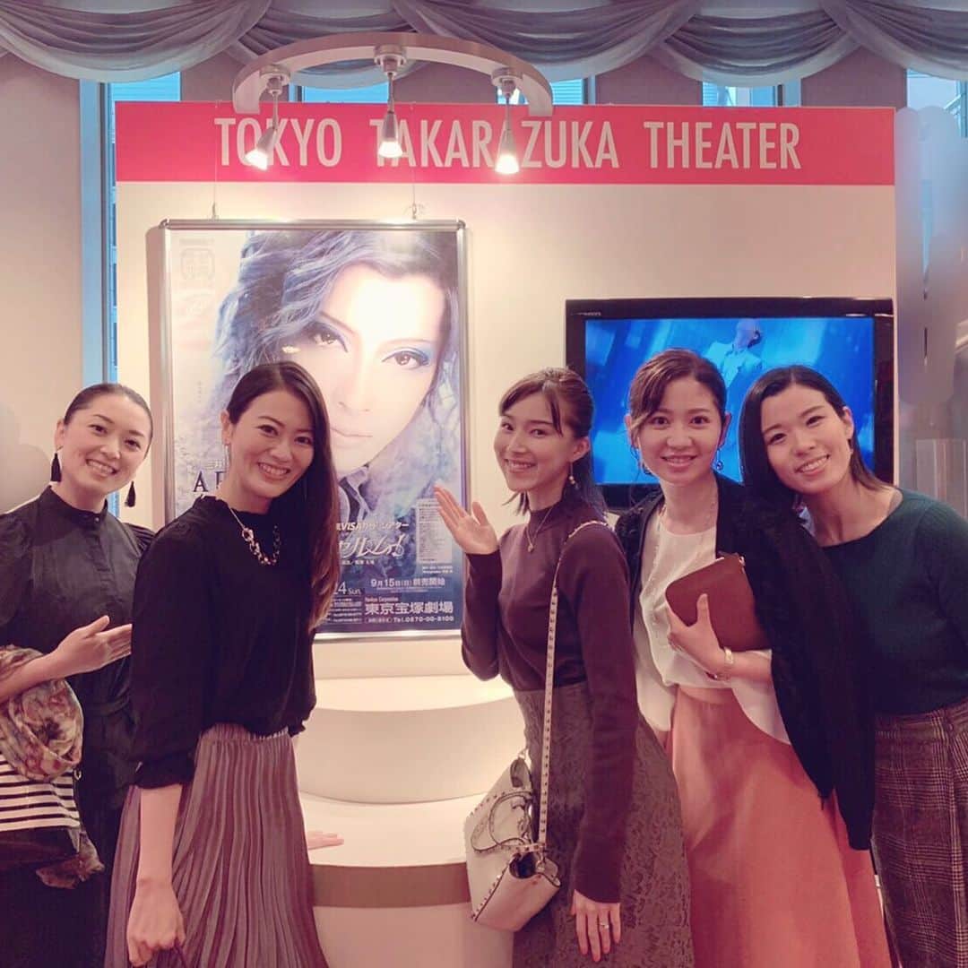 彩星りおんのインスタグラム：「‪とてもとても大切な方、明日海りおさんのご卒業公演を拝見いたしました🌸﻿ ﻿ 予科生のひよっこの頃に出逢い、掃除分担にして頂き、﻿ 月組に配属され、、、﻿ 思い返すと、ずっとずっとさゆみさんの背中を見ながら歩んで参りました🐥‬﻿ ﻿ ‪外見、中身の美しさはそのまま、どんどんパワーアップしていくお姿が時に眩しく、時に誇らしく、そして時には寂しかったりもして…。でもいつも、楽屋でお話する時は優しくて穏やかな昔のままのさゆみさんでした💓﻿ ﻿ 最後のステージを拝見して、そのカリスマ性に圧倒されながらも﻿ ここまで来るのにどれほどの努力があったのか…﻿ と。﻿ 心から、お疲れ様でした、という気持ちでした。﻿ ﻿ そして同期の芽吹幸奈も退団です。﻿ 成績1番で何でも出来るのに、それを全く鼻にかけずいつも笑顔で私達同期を癒してくれました。﻿ 彼女の笑顔、人柄が大大大好きです☺️﻿ 最後にエトワールが観られて心底嬉しかったです✨﻿ ﻿ もうひとり、退団者の乙羽映見ちゃんは初舞台の時にお手伝いをしてくれていたんです。まだまだ下級生だと思っていたのに、すっかり舞台を支える貴重な娘役さんになっていてお母さんのように感動してしまいました😢﻿ ﻿ 一個下の可愛くてスタイル抜群の白姫あかりちゃん、チャーミングな笑顔が印象的な城妃美伶ちゃん、﻿ 貴重な娘役さん達のご卒業は本当に寂しいですね。﻿ ﻿ 退団者の皆さまに幸あれ！！！✨✨✨﻿ ﻿ ハンカチを忘れてしまい、すでにゆうきの涙で濡れていた彼女のハンカチをビショビショにしてしまった…。﻿ ごめん😅😅😅﻿ ﻿ ﻿ #花組﻿ #ご卒業﻿ #おめでとうございます」