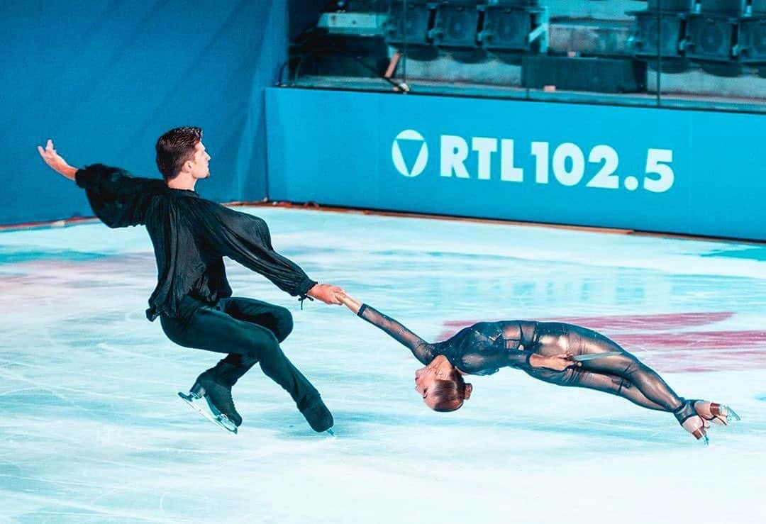 ニコーレ・デラ・モニカのインスタグラム：「Memories from Rome, loved looking like a golden statue 😜  Ph cr @freeamazingpeople Aka @baritonewithcamera  #dellamonicaguarise #figureskating #memories #operaonice #fun #love . . . RePosted from @freeamazingpeople “@operaonice with @nik_dellamonica and @matteoguarise !!!! #operaonice2019 #operaonice @baritonewithcamera ”」