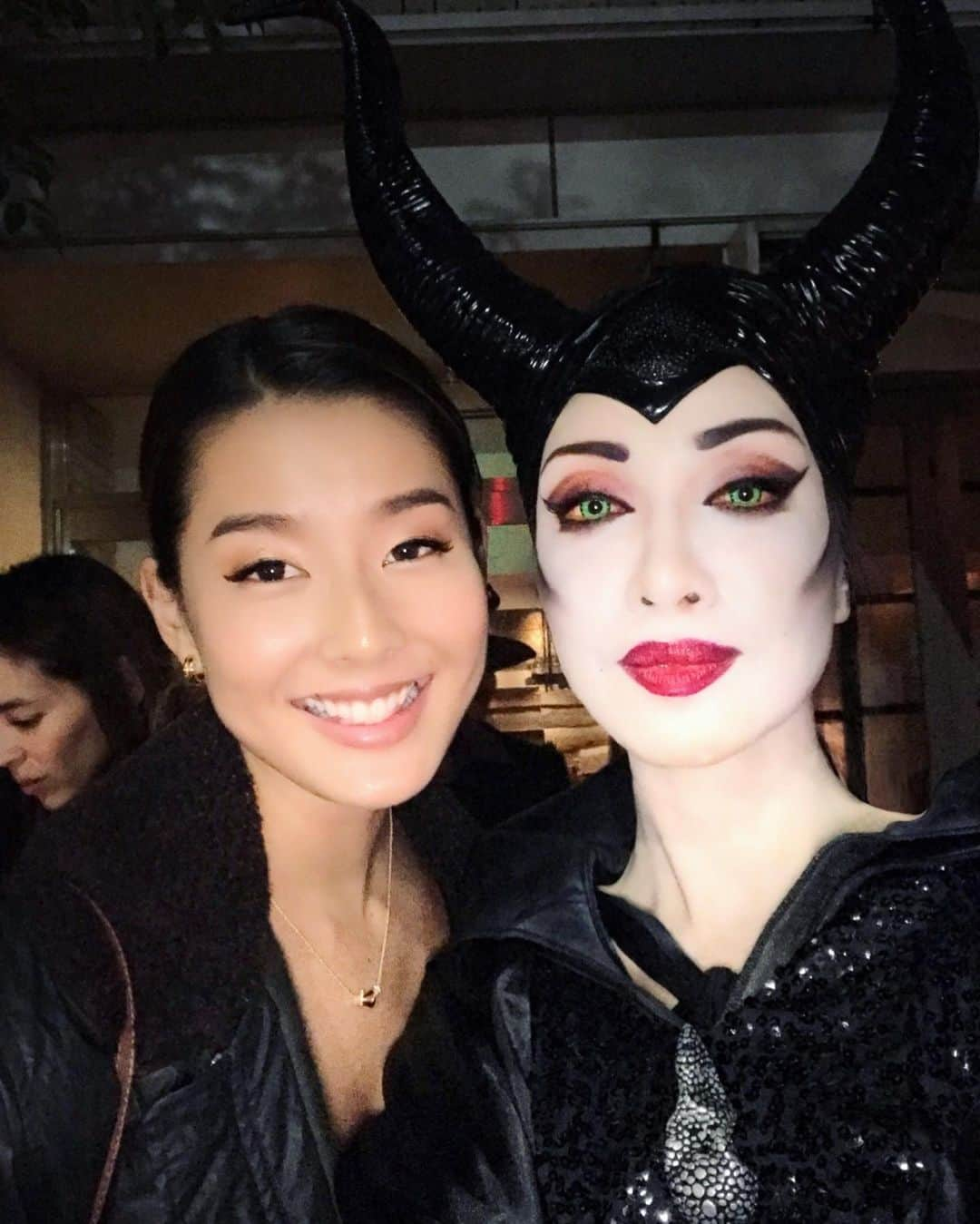 アンミカさんのインスタグラム写真 - (アンミカInstagram)「大人のハロウィン🎃メイクを解説💄✨ マレフィセントは、肌を出来るだけ白くし、頬骨をしっかり角度をつけて書き、アイラインを跳ね上げればなりやすい✨コンタクトを緑にすれば、よりマレフィセントに✨ 先日、仲良しのみんなで @veuveclicquot  のvelloween 後にご飯にて。 。 今夜は22:00〜23:00 MBSにて【林先生の初耳学】パレコレ学にて、卒業式&パリ行き決定の放送です。 お時間許す方は是非、ご覧くださいませ。 。 #ドレスは三年前のマレフィセント用のものと今年のものとタダシショージのドレスを合わせて作ったもの✨ #アイシャドウはドンキで購入した紫の練りシャドウ #妹とマレフィセントシスターズ #旦那様は今年はイエローウィンの仕事だったので大人しめに #クリスタルケイちゃんはカッコ良いおじさん仮装 #友人の美和ちゃんはキックアスのヒットガール #atsushiくんはハロウィン貴公子に🎃 #スミレちゃんやエミ達は次回！ @veuveclicquot #yelloween #halloweencostume  #halloween #maleficent #makeup  #yelloween #veuveclicquot #liveclicquot」10月27日 16時01分 - ahnmikaofficial