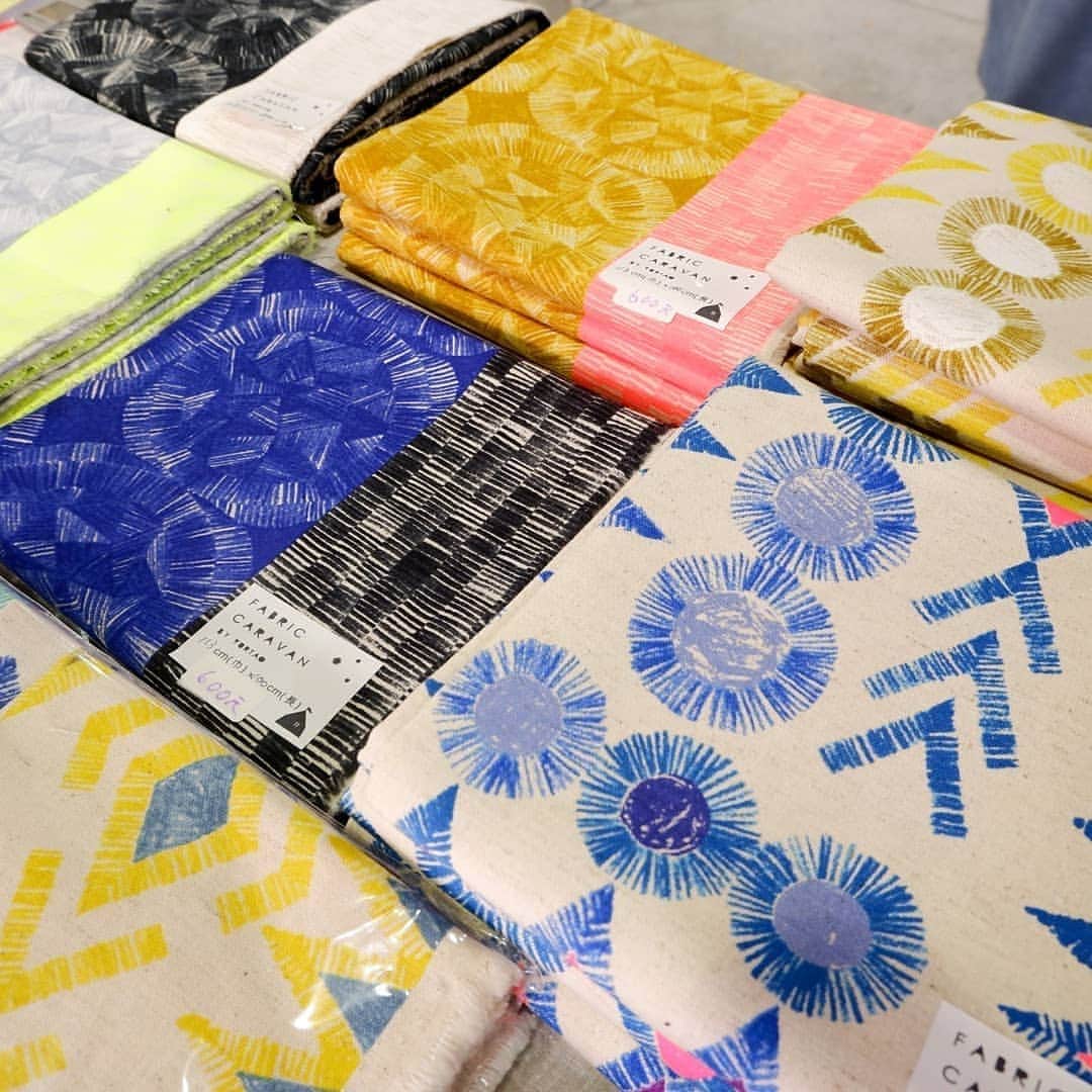 手紙社さんのインスタグラム写真 - (手紙社Instagram)「【「布博 in 台北」生地の量り売りもお薦めです】 今回の布博では、多くのブースで生地の量り売りを行っています。柄とお好みの長さを伝えれば、その場ですぐカットしてくれますよ。どのくらい買えば良いか悩んでしまうという方は、作りたいアイテムのイメージを伝えれば、出展者が必要な長さを提案してくれるはず。あなただけのアイテムを、布博で出会った生地で作ってみませんか？ . ▶中文介紹請見：@textilefabrics_taipei . 【布博 in 台北】 開催日：2019年10月26日（土）、27日（日） 会場：華山1914文化創意産業園区　西1号館 （台北市中正區八德路一段1號） 入場料：150元（小学生以下無料） . #手紙社#手紙舎#布博#布博in台北#台北#台湾#布雑貨#刺繍#フォトスポット #tegamisha#nunohaku#design#textile」10月27日 16時01分 - tegamisha