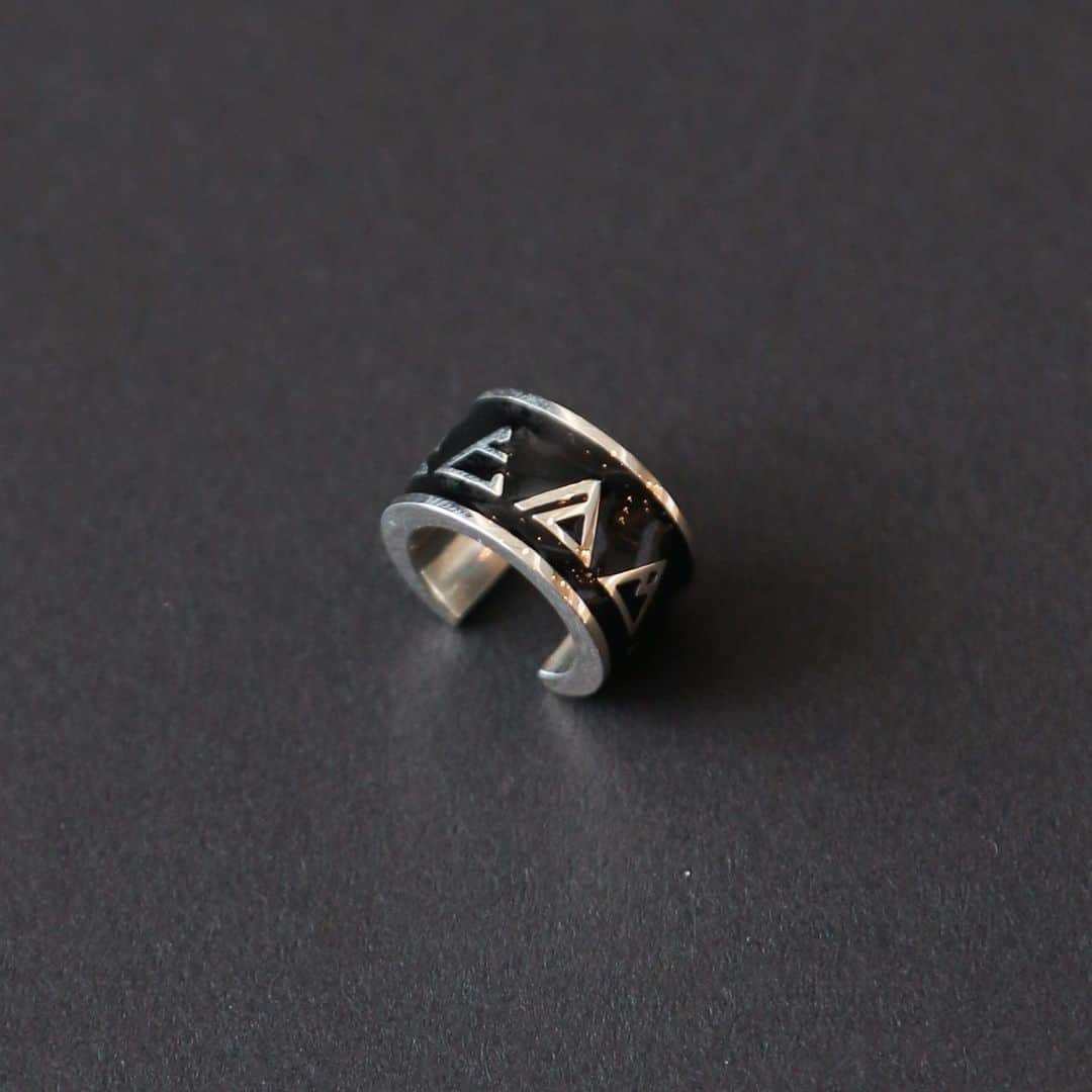 のインスタグラム：「ABEDON×GARNI×TEARS OF SWAN-EAR CUFFになります!! 11/1に福岡ROOMSにて開催されるLIVE会場にてご購入可能ですので宜しくお願い致します(^^)🎹💎 @abedonstagram_staff  @garni_official  @tears_of_swan ﻿  #Repost @abedonstagram_staff with @get_repost ・・・ 🎹✨﻿ 11/1(月)福岡ROOMSにて、ABEDON弾き語りLIVE『pp（ピーアニシモ）vol.4』公演開催😎🎼﻿ ﻿ 『THE COLLABORATION GOODS 2019』に「PIANO NECKLACE」&「ABEDON EAR CUFF-SILVER」が新登場‼️ステキな組み合わせをお楽しみください🍀﻿ 【商品ラインナップ】﻿ ♦PIANO NECKLACE /4色：BLUE、BLACK、WHITE、RED各￥11,000（税込）﻿ ♦ABEDON EAR CUFF-SILVER /4色：BLUE、BLACK、WHITE、RED各1点￥9,000（税込）﻿ ♦CABLE NECKRACE/3色：BLACK、RED、LIGHT BLUE/各￥12,000（税込)﻿ ♦CABLE BRACELET/2色：ORANGE、PINK各￥4,000（税込）﻿ ♦CABLE TOTE BAG/2色：BLUE、WHITE/各￥5,500（税込）﻿ ♦ABEDON2019 T-Shirt/2色：BLACK、WHITE/各￥3,500（税込）﻿ ﻿ 【販売詳細】﻿ ♦販売日/2019年11月1日(土) 開場18:30〜終演後﻿ ♦販売場所/ROOMS ♦販売方法/現金販売、カード決済（購入金額1万円以上）。﻿ ♦購入者特典/￥8,000以上ご購入の方に『ABEDONオリジナルミラー』をプレゼント!﻿ ♦注意事項※当日の状況により先行販売開始時間が変更になる場合があります。予めご了承ください。﻿ ﻿ ※オフィシャルサイトでの販売は準備が整い次第、後日発表いたしますのでお楽しみに！﻿ ---------------------------------------﻿ ✴︎ABEDON https://www.abedon.jp/﻿ ✴︎TEARS OF SWAN https://www.tearsofswan.com/﻿ ✴︎GARNI https://www.garni.co.jp﻿ ---------------------------------------﻿ #ABEDON﻿ #TheCollaborationGoods2019﻿ #ROOMS #pp(ピアニシモ)  #tearsofswan  #GARNI  #UNICORN  #白鳥雪之丞」