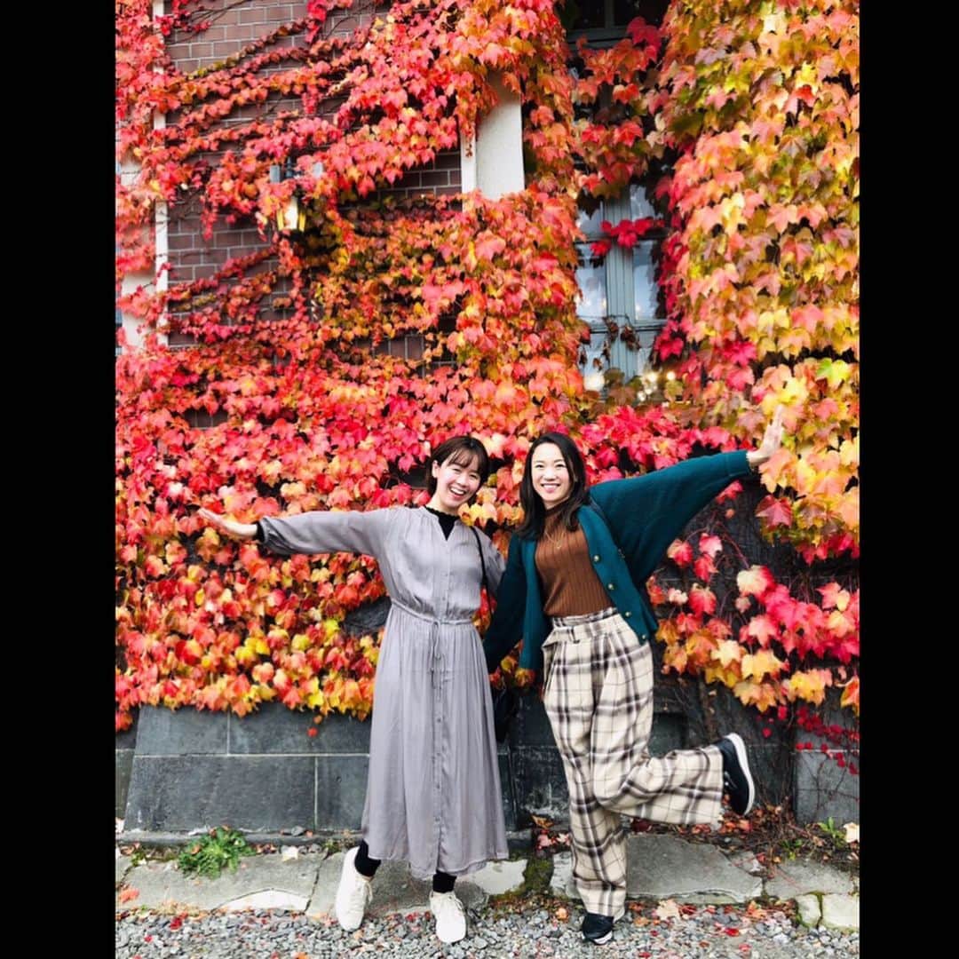HBC北海道放送アナウンス部さんのインスタグラム写真 - (HBC北海道放送アナウンス部Instagram)「金城茉里奈です！  高校の同級生が北海道に遊びに来てくれて 小樽を訪れたら びっくりするくらい紅葉が綺麗で！  赤が濃いと、写真も映えますね🍁  なんでも今年の小樽の紅葉は 観光ボランティアの方によると 数年に1度の 綺麗な色づきなんだそう🎶  浪漫館の紅葉との写真は マレーシアからの観光客の方が 撮ってくれました。 ポージング指定も沢山されました🤣笑  #HBCアナウンサー #金城茉里奈 #小樽 #紅葉 #小樽運河 #浪漫館」10月27日 15時56分 - hbc_announcer