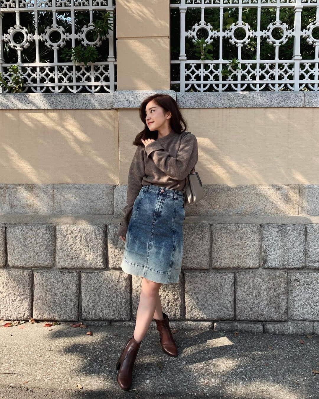 のインスタグラム：「、 sunday☆ ニット一枚で出掛けられる 季節がやってきた。 ． ． tops: @fifth_store 2buyで50%off bottom: @seebychloe  bag: @prada  shoes: @geox ． ． バッグから母のメガネケースが顔を出してます☺︎✌︎ ． #fifth #fifthl #フィフス #サイドスリットロールアップスリーブニット」