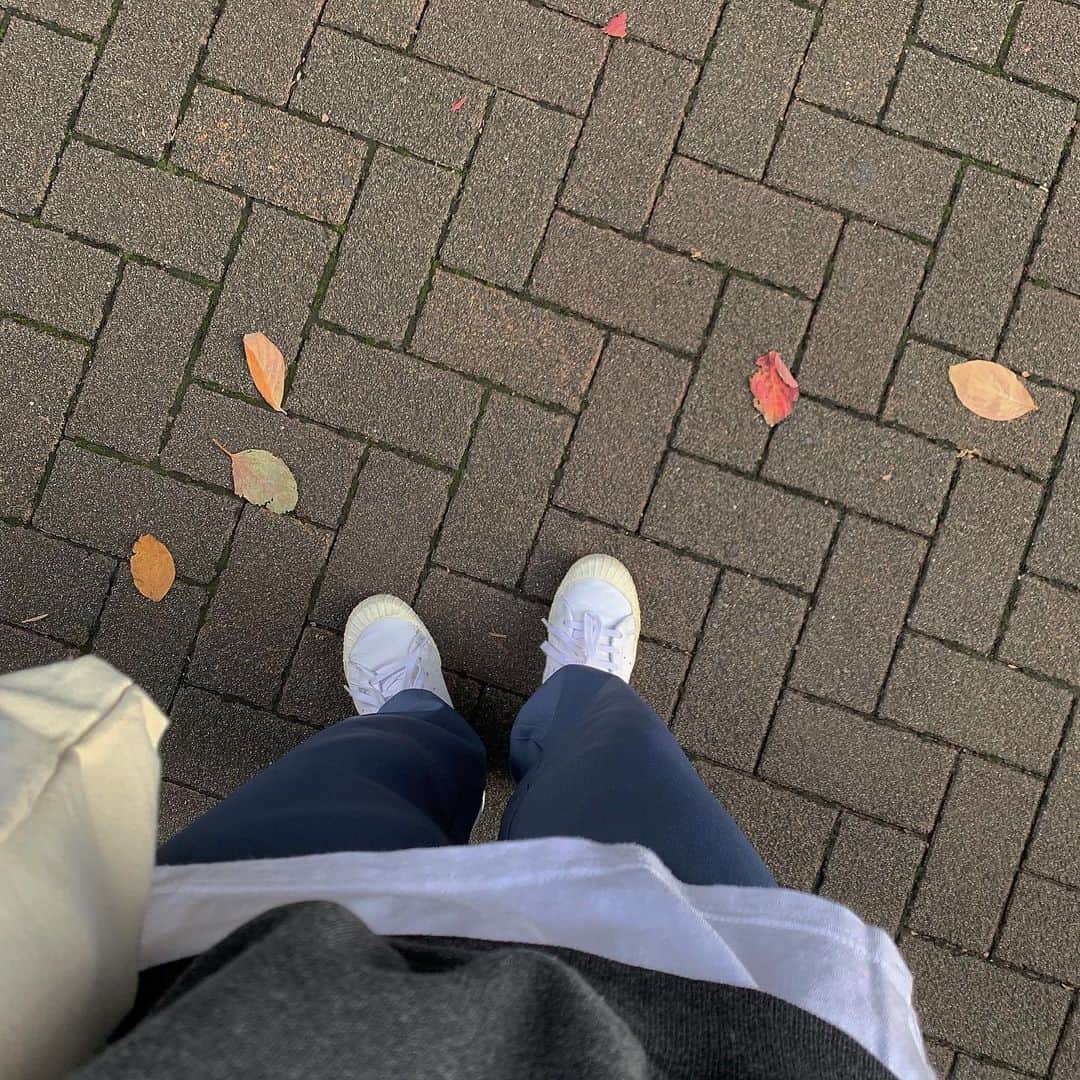 前田亜美のインスタグラム：「. . . もう紅葉が散ってます。秋服もっと楽しみたい。. . . 人と会わないと、、写真撮って貰う手段ないよね🙃🙃🙃🙃みんなどーやってとってるの？笑. . . 今日の私服はこんな感じ。ちょーラフ。. . . お気に入りの @u_dresser  のスラックスパンツとお気に入りのadidasスニーカー。」