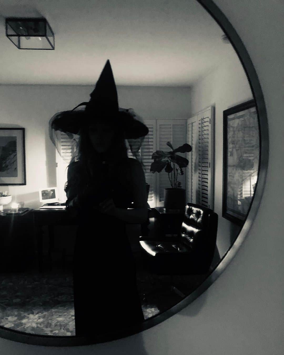 エレナ・サチンのインスタグラム：「Oh, it’s a costume party?」