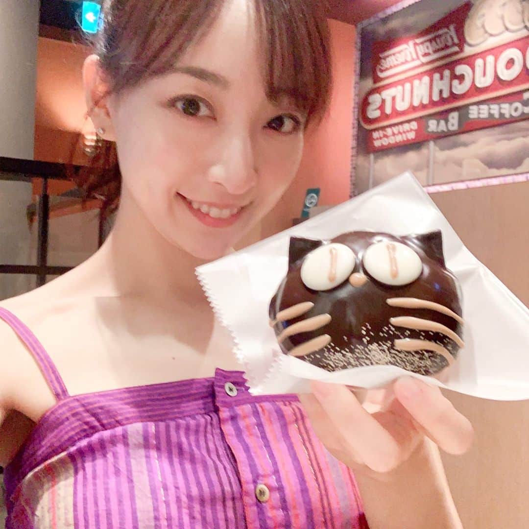 長谷川萌美さんのインスタグラム写真 - (長谷川萌美Instagram)「. . ドーナツ好きな最近🍩 . 季節毎のドーナツが可愛い♡ 形も絵も大胆に遊べるもんね ちなみに猫のドーナツには 栗ソースが入っていました🌰💗 . それと写真のパクチー麻婆豆腐がめちゃくちゃ美味しかったです💕パクチーも大好き . 対バン写真も載せます♪夏の衣装の時です .  #ドーナツ #donuts #パクチー #phakchi #麻婆豆腐 #対バン #live #先月最後の #夏 #衣装 #など #この時はまだ少し暑かった #萌服 #長谷川萌美」10月27日 16時15分 - moemi_hasegawa