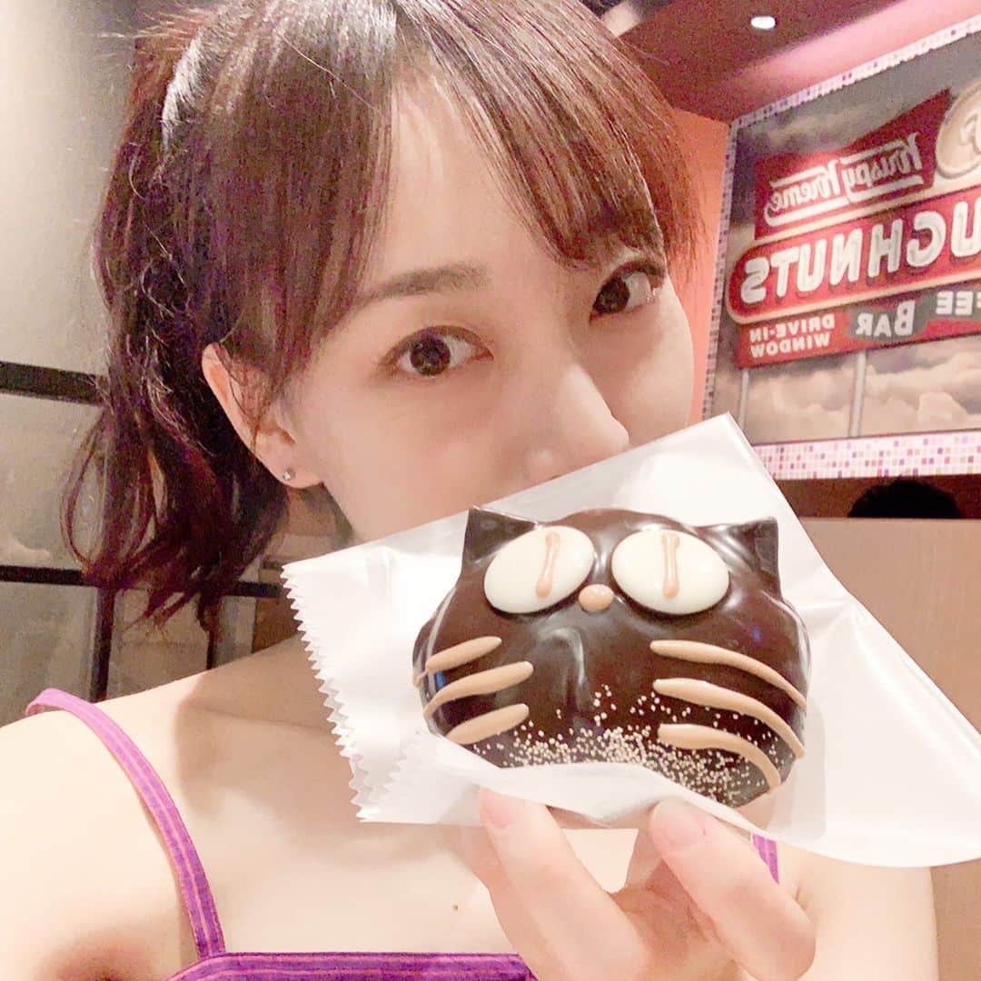 長谷川萌美さんのインスタグラム写真 - (長谷川萌美Instagram)「. . ドーナツ好きな最近🍩 . 季節毎のドーナツが可愛い♡ 形も絵も大胆に遊べるもんね ちなみに猫のドーナツには 栗ソースが入っていました🌰💗 . それと写真のパクチー麻婆豆腐がめちゃくちゃ美味しかったです💕パクチーも大好き . 対バン写真も載せます♪夏の衣装の時です .  #ドーナツ #donuts #パクチー #phakchi #麻婆豆腐 #対バン #live #先月最後の #夏 #衣装 #など #この時はまだ少し暑かった #萌服 #長谷川萌美」10月27日 16時15分 - moemi_hasegawa