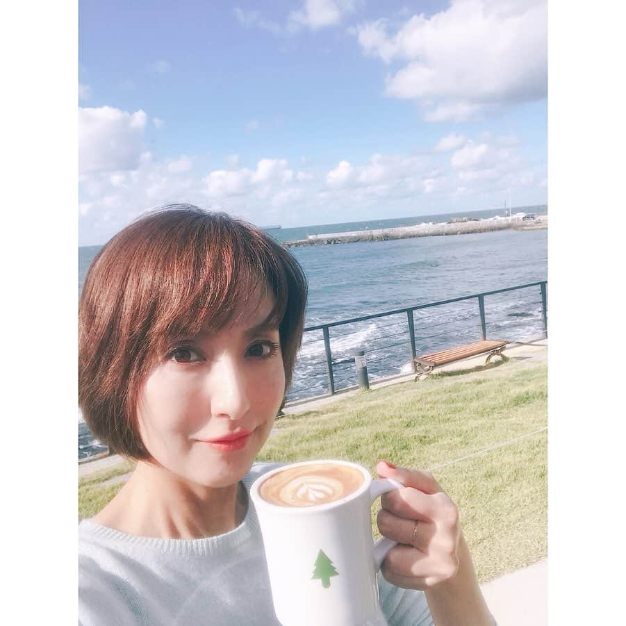 藤森香衣さんのインスタグラム写真 - (藤森香衣Instagram)「기장 에 갔었어용☕️ ・ 海雲台から、車じゃないと 行かれない「キジャン」という場所へ。 ・ 【HAYDEN】というカフェ。  韓国の人たちの、カフェ(SNSで素敵に写る) への情熱って本当にすごい！  特に、こういう 少し離れた場所の建築物は、 素敵な物が多いなーと思う。  #busan #korea #cafe  #기장군#부산 #커피 #카페 #韓国 #釜山 #カフェ #コーヒー #大人釜山旅 #kaeたび🇰🇷」10月27日 16時18分 - kaefujimori