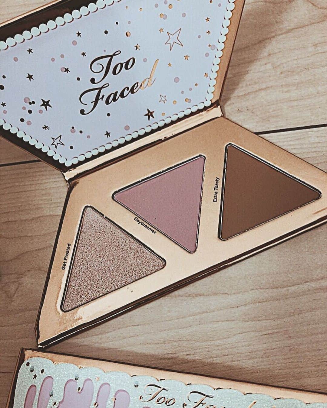 Shioneさんのインスタグラム写真 - (ShioneInstagram)「やーっと届いた @toofaced のホリデーコレクションコスメ🎄🥺❤️❤️！ ㅤㅤㅤㅤㅤㅤㅤㅤㅤㅤㅤㅤㅤ 私は @sephora で購入しました！ ㅤㅤㅤㅤㅤㅤㅤㅤㅤㅤㅤㅤㅤ 使えないものが無いし何より可愛すぎてもう即決でした😂🍂❤️ パッケージも可愛すぎるよね🥺😭❤️ ㅤㅤㅤㅤㅤㅤㅤㅤㅤㅤㅤㅤㅤ 購入品動画も撮ったので近々アップします🧡🧡 ㅤㅤㅤㅤㅤㅤㅤㅤㅤㅤㅤㅤㅤ サンタさんが来たみたいにワクワクしたーーーー🎅🎁 ㅤㅤㅤㅤㅤㅤㅤㅤㅤㅤㅤㅤㅤ #instagram  #liquidlipstick  #japan  #メイク  #YouTube  #cosmetics #love #me #makeup  #fashion #メイク動画  #メイク #コスメ  #holidaycollection #gingerbread #新作 #アイシャドウ  #toofaced #eyeshadow #秋コスメ #新作コスメ #christmas @toofacedlovesjapan」10月27日 16時18分 - shione__1101
