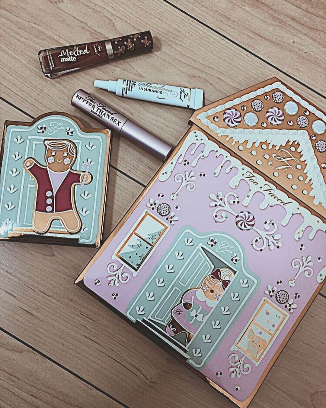 Shioneさんのインスタグラム写真 - (ShioneInstagram)「やーっと届いた @toofaced のホリデーコレクションコスメ🎄🥺❤️❤️！ ㅤㅤㅤㅤㅤㅤㅤㅤㅤㅤㅤㅤㅤ 私は @sephora で購入しました！ ㅤㅤㅤㅤㅤㅤㅤㅤㅤㅤㅤㅤㅤ 使えないものが無いし何より可愛すぎてもう即決でした😂🍂❤️ パッケージも可愛すぎるよね🥺😭❤️ ㅤㅤㅤㅤㅤㅤㅤㅤㅤㅤㅤㅤㅤ 購入品動画も撮ったので近々アップします🧡🧡 ㅤㅤㅤㅤㅤㅤㅤㅤㅤㅤㅤㅤㅤ サンタさんが来たみたいにワクワクしたーーーー🎅🎁 ㅤㅤㅤㅤㅤㅤㅤㅤㅤㅤㅤㅤㅤ #instagram  #liquidlipstick  #japan  #メイク  #YouTube  #cosmetics #love #me #makeup  #fashion #メイク動画  #メイク #コスメ  #holidaycollection #gingerbread #新作 #アイシャドウ  #toofaced #eyeshadow #秋コスメ #新作コスメ #christmas @toofacedlovesjapan」10月27日 16時18分 - shione__1101